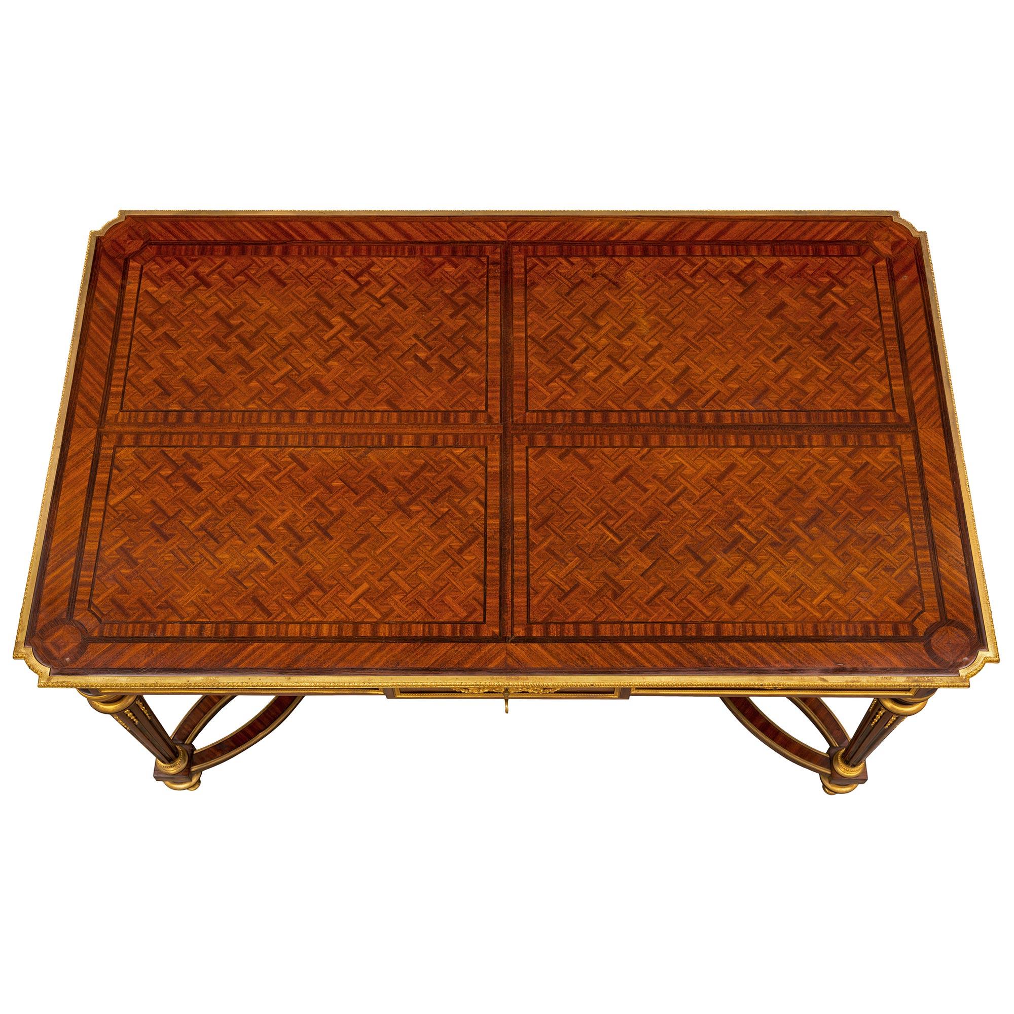 Elegante mesa central / Bureau Plat francés de mediados del siglo XIX, de muy alta calidad, de madera de tulipwood, kingwood y ormolu del s. XVI, atribuido a Henri Dasson. La mesa se eleva sobre unos llamativos y singulares pies en forma de topie,