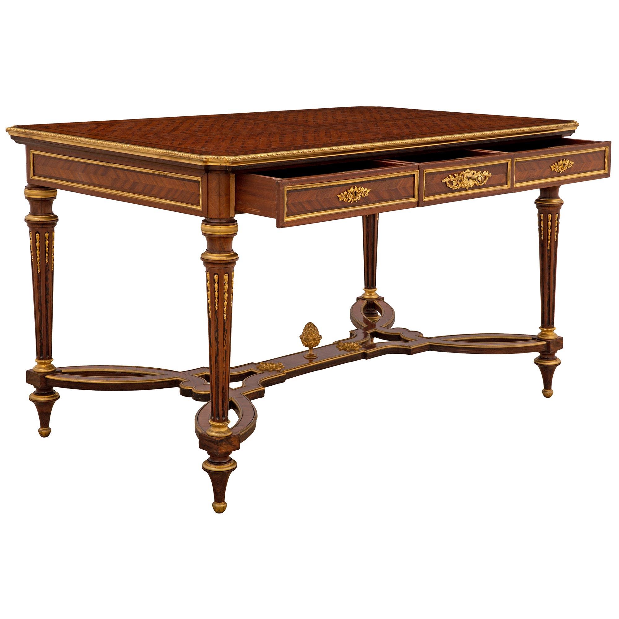 Mesa de centro francesa del siglo XIX estilo Luis XVI de madera de tulipán y ormolu Ormolú en venta