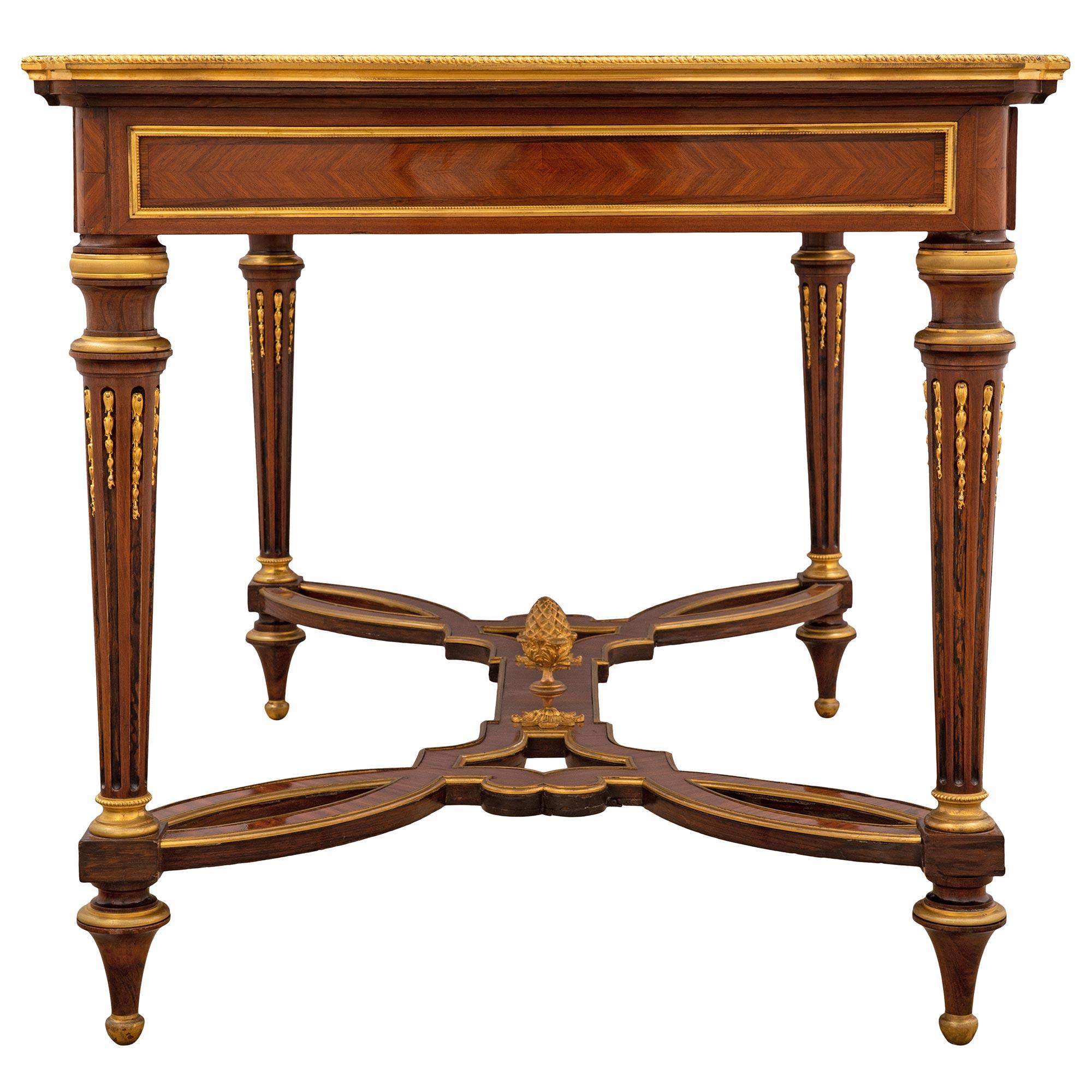 Mesa de centro francesa del siglo XIX estilo Luis XVI de madera de tulipán y ormolu en venta 1