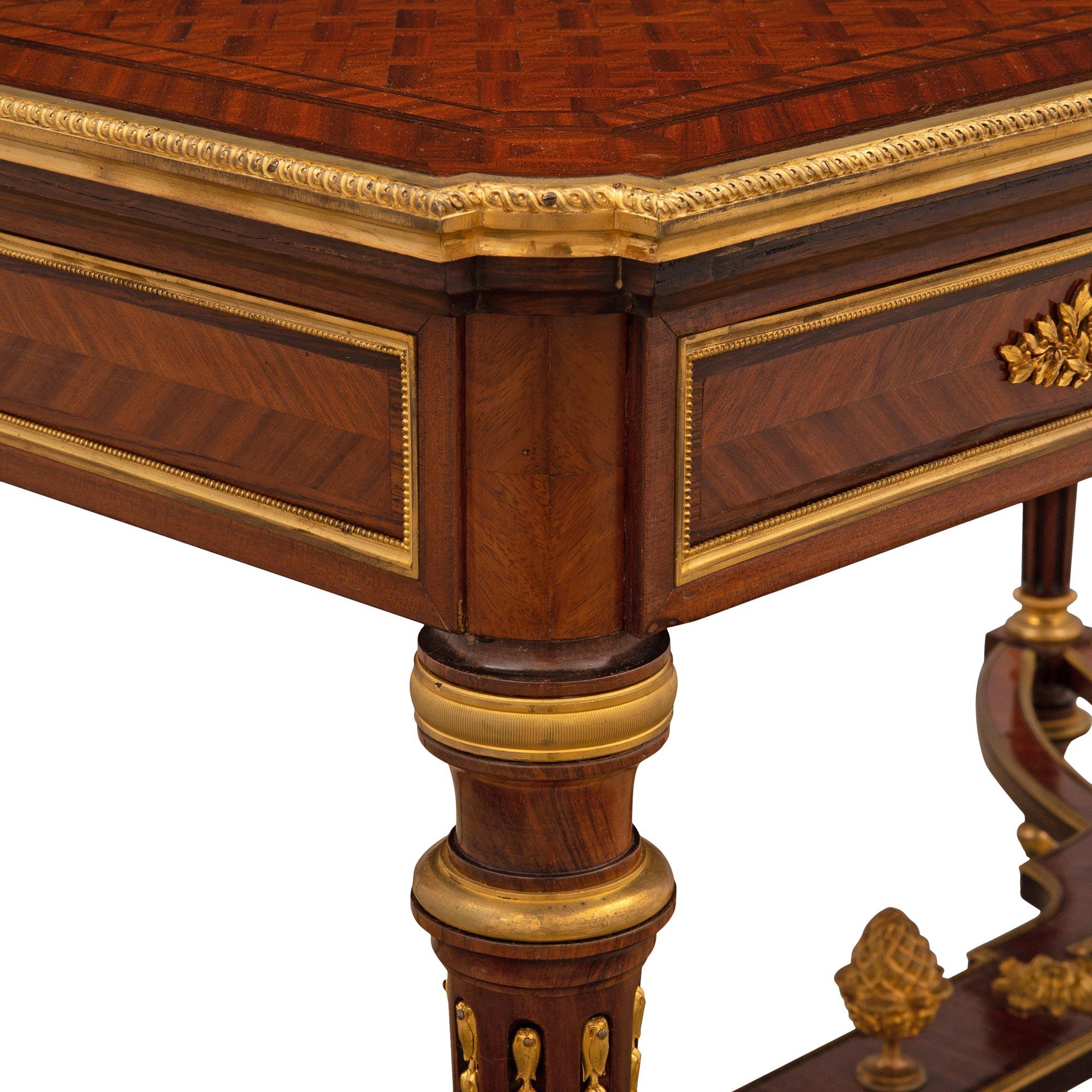Mesa de centro francesa del siglo XIX estilo Luis XVI de madera de tulipán y ormolu en venta 2