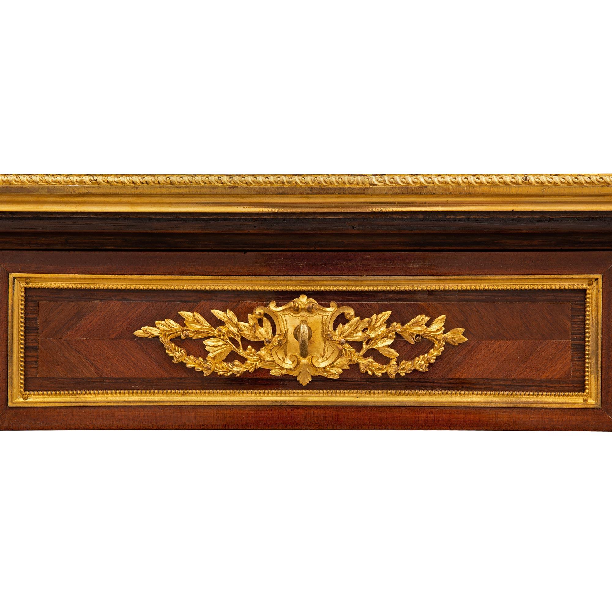 Mesa de centro francesa del siglo XIX estilo Luis XVI de madera de tulipán y ormolu en venta 3