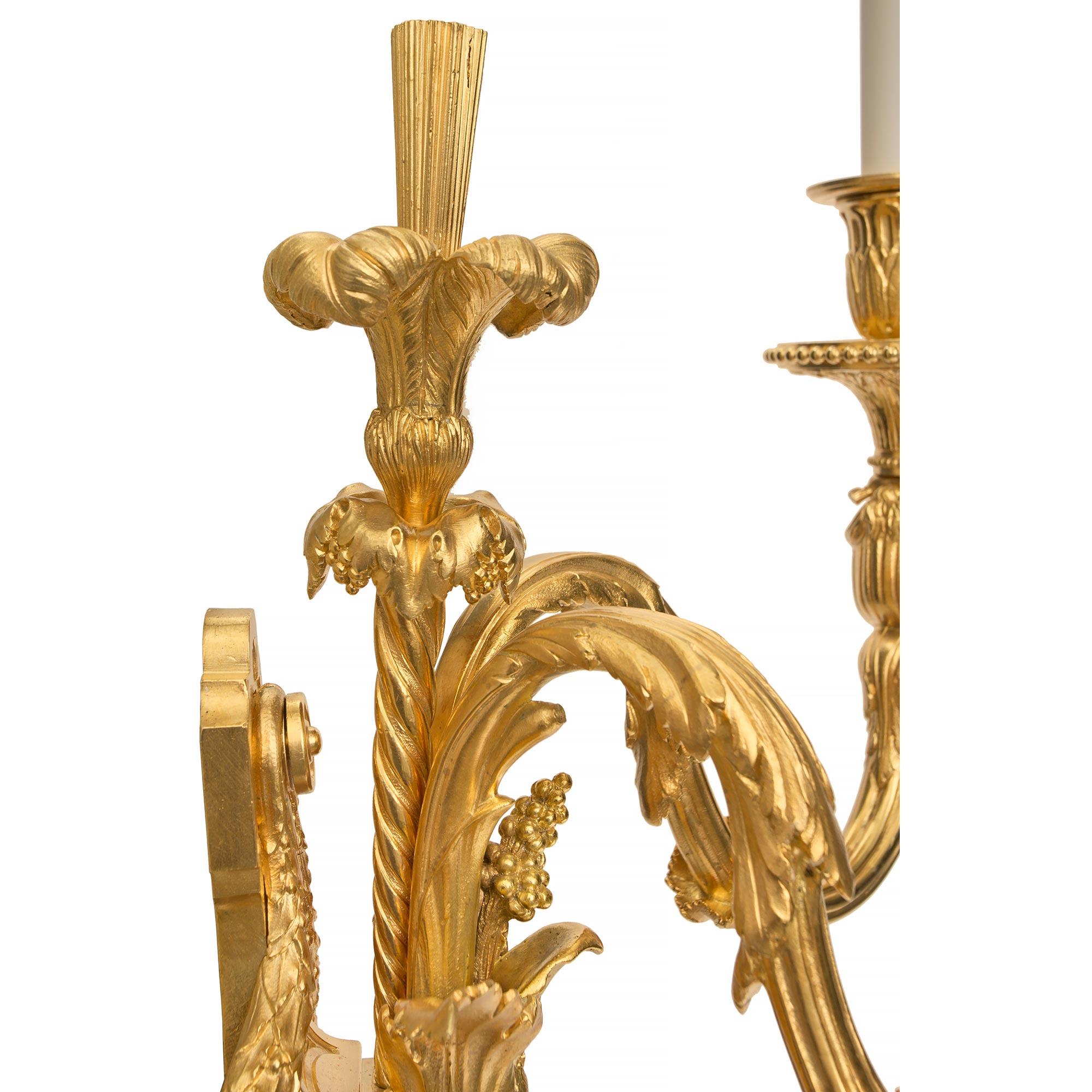 Zweiarmige Goldbronze-Wandleuchter im Louis-XVI.-Stil des 19. Jahrhunderts (Französisch) im Angebot