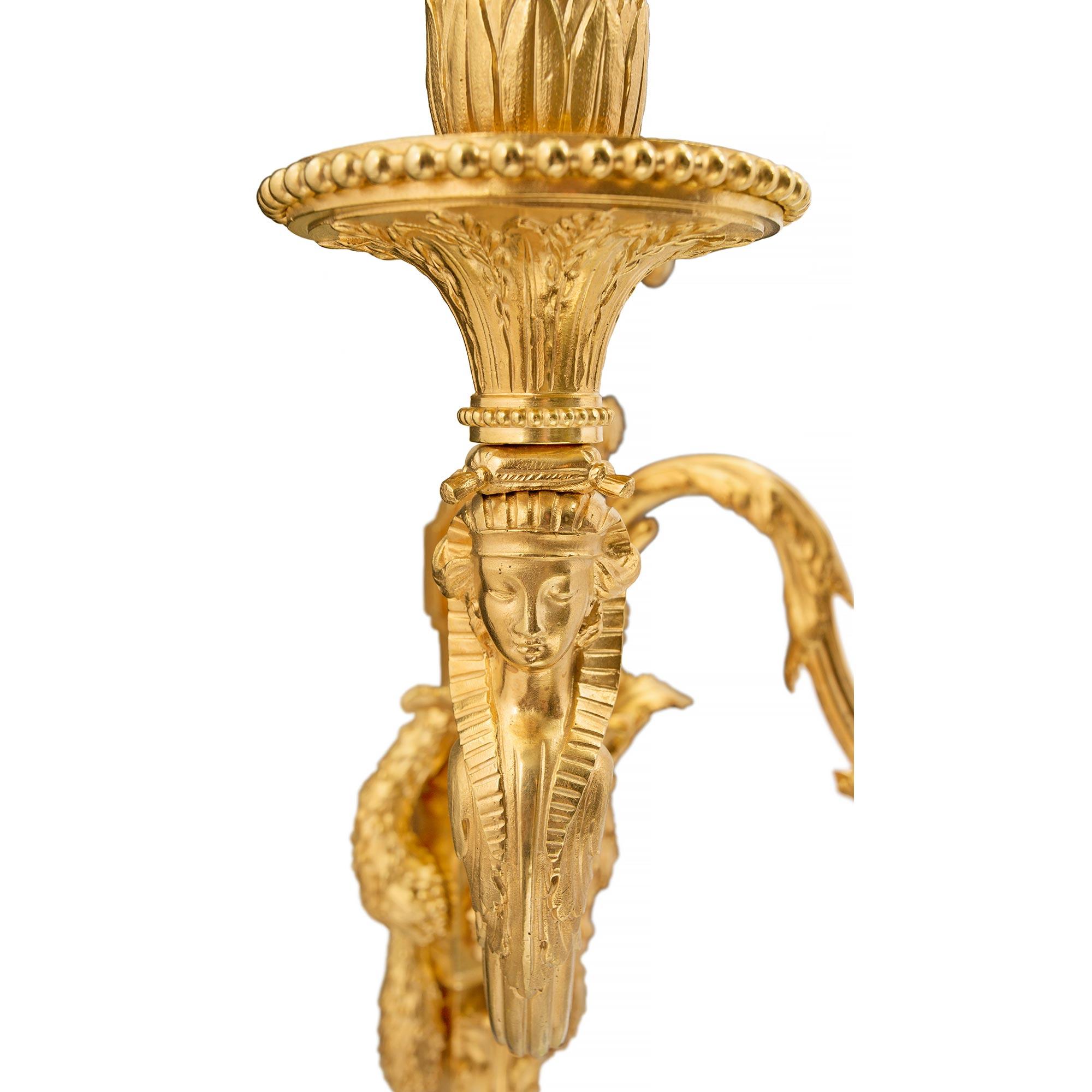 Zweiarmige Goldbronze-Wandleuchter im Louis-XVI.-Stil des 19. Jahrhunderts im Angebot 1