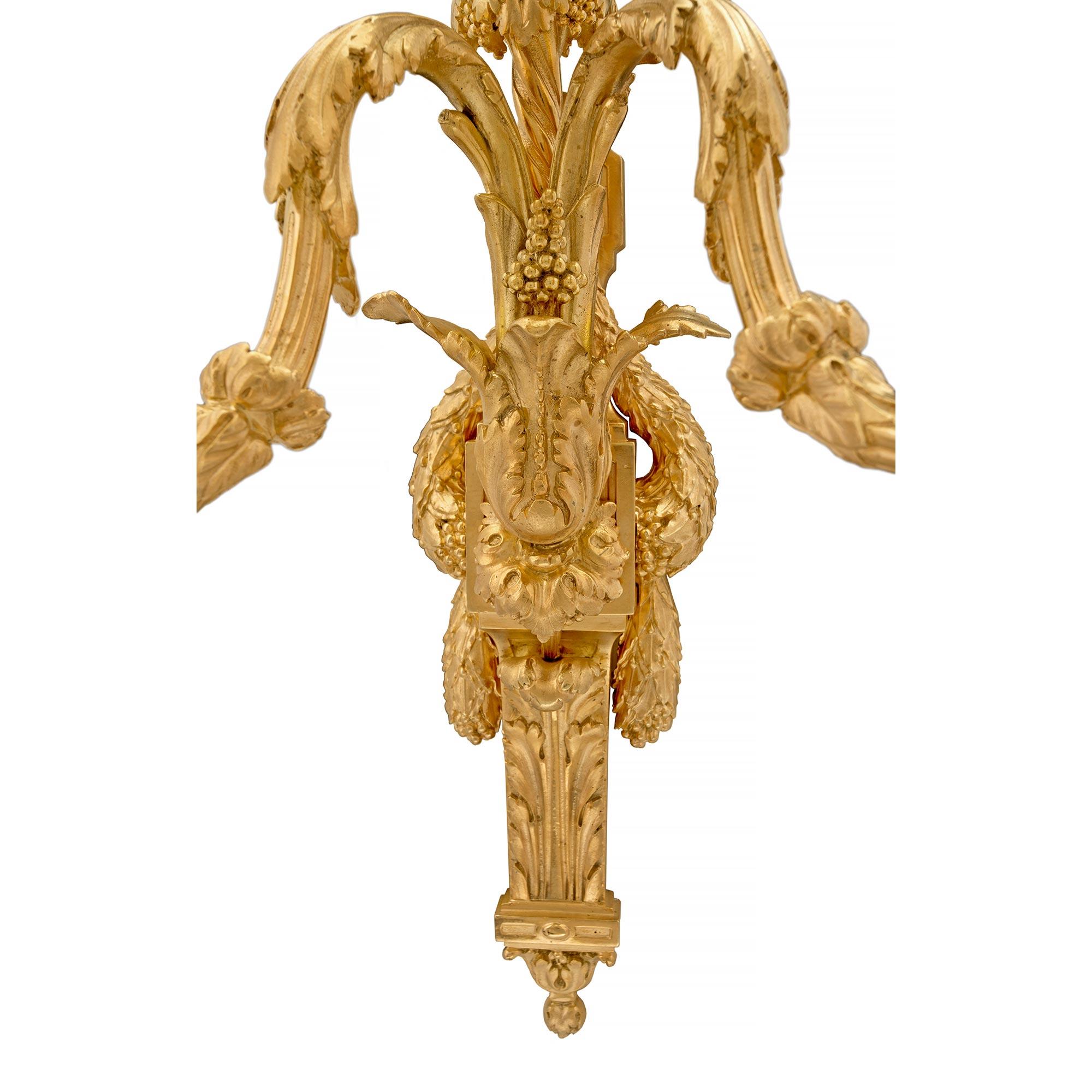 Zweiarmige Goldbronze-Wandleuchter im Louis-XVI.-Stil des 19. Jahrhunderts im Angebot 2