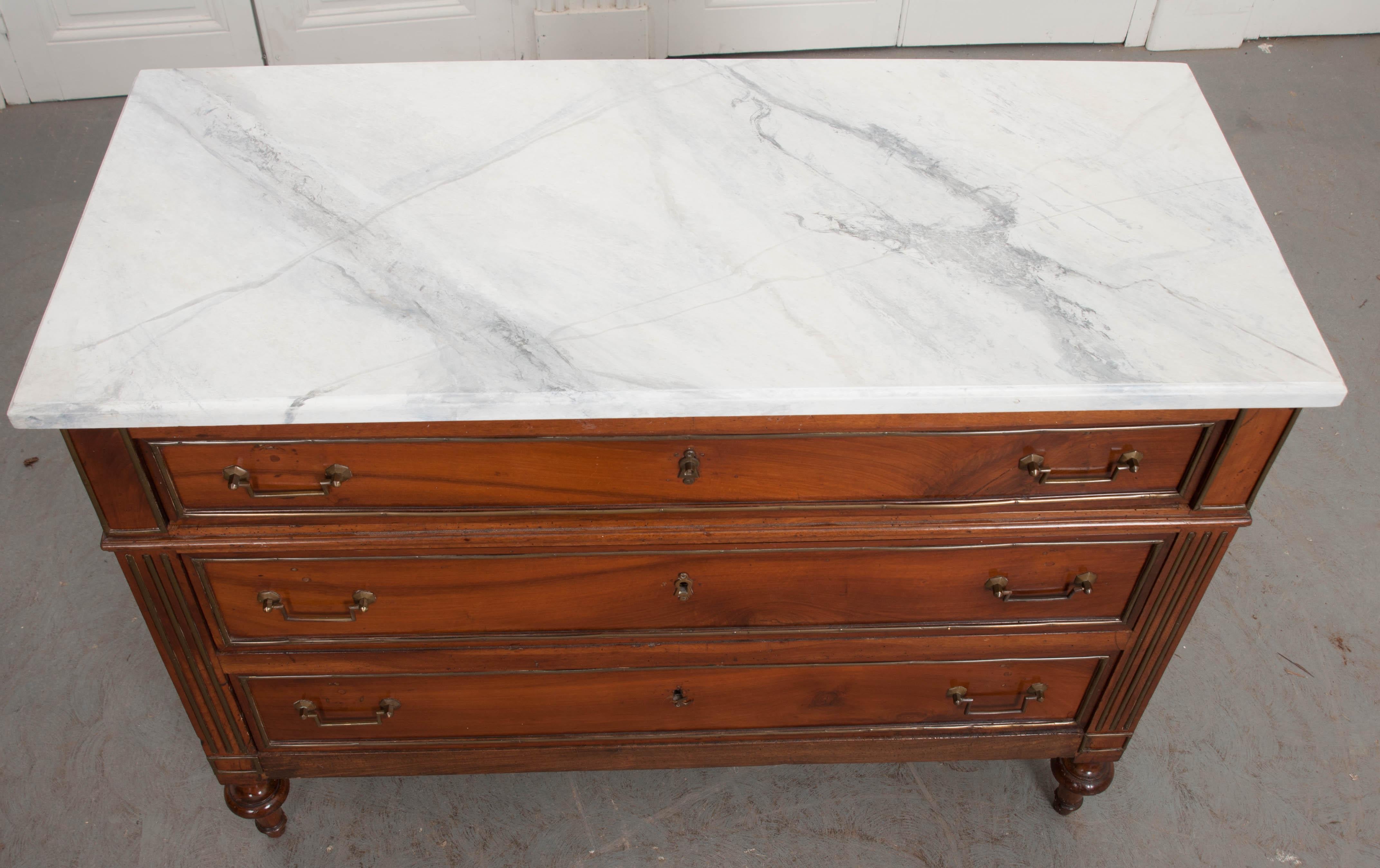 French 19th Century Louis XVI Style Walnut Commode with Faux Marble Top (19. Jahrhundert)