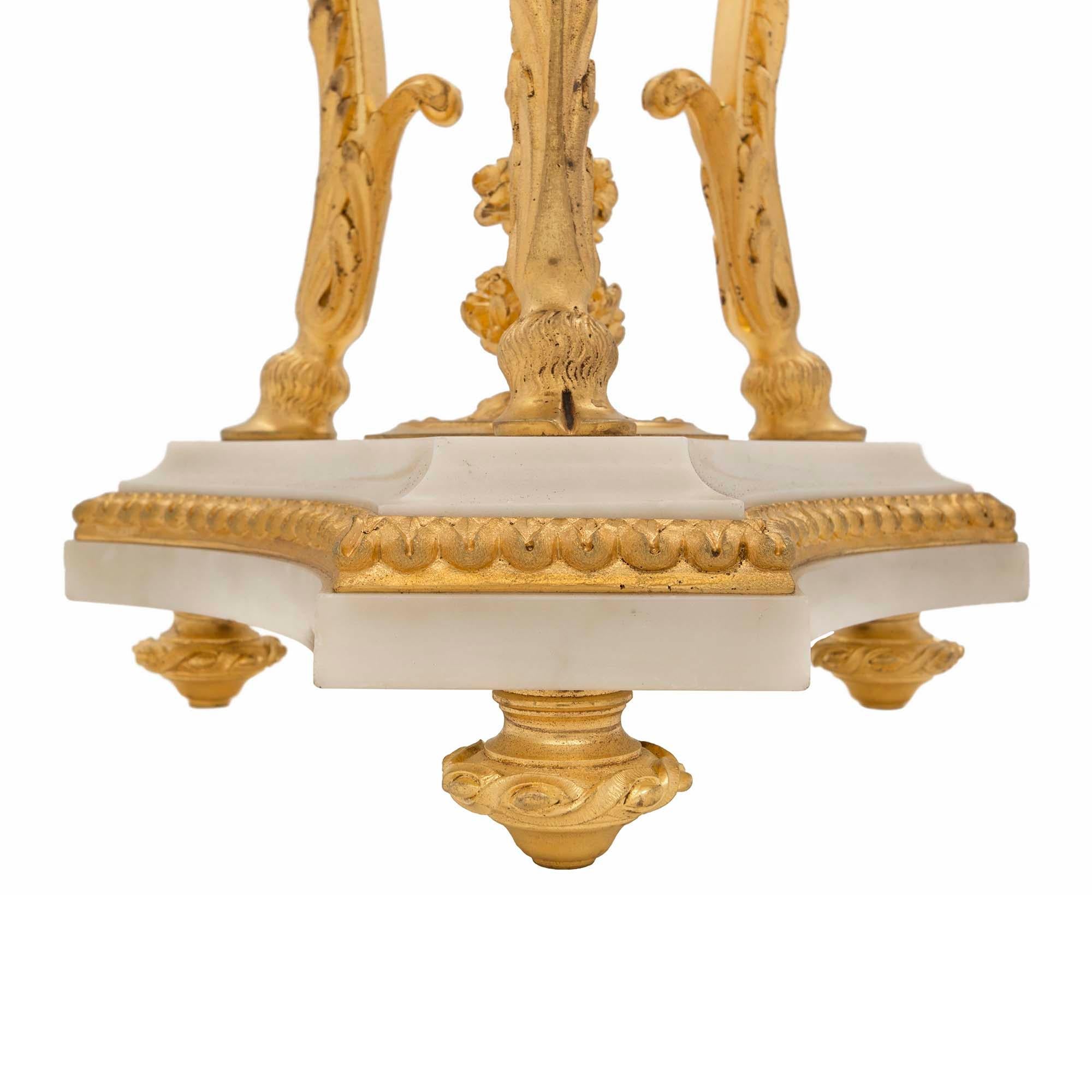 Weiße Carrara- und Goldbronze-Urne mit Deckel im Louis-XVI-Stil des 19. Jahrhunderts im Angebot 3