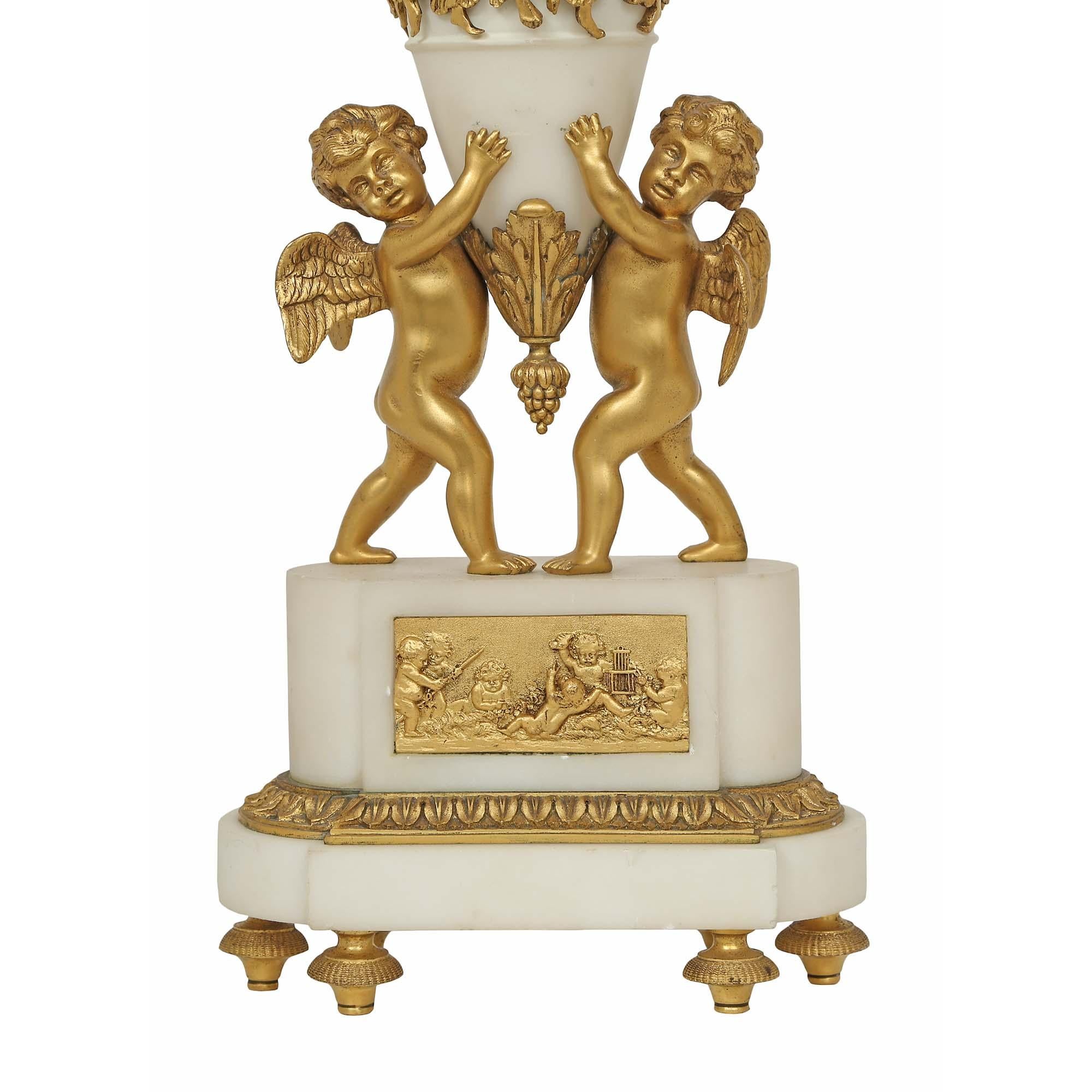 Bronze doré Cassolettes françaises de style Louis XVI du 19ème siècle en marbre de Carrare blanc et bronze doré en vente