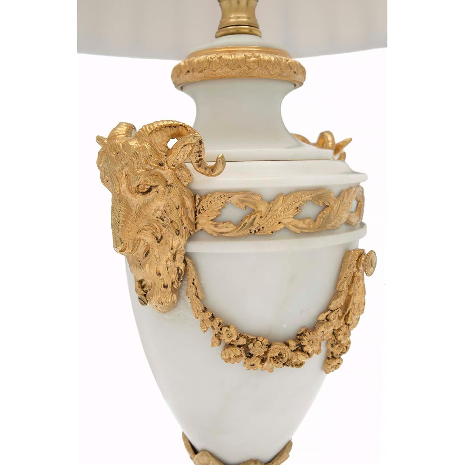 French 19th Century Louis XVI Style White Carrara Marble and Ormolu Lamp For Sale 1