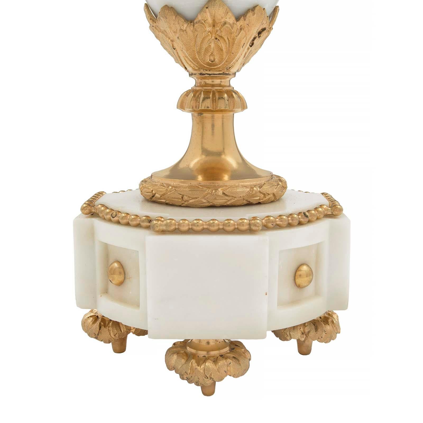 French 19th Century Louis XVI Style White Carrara Marble and Ormolu Lamp For Sale 2
