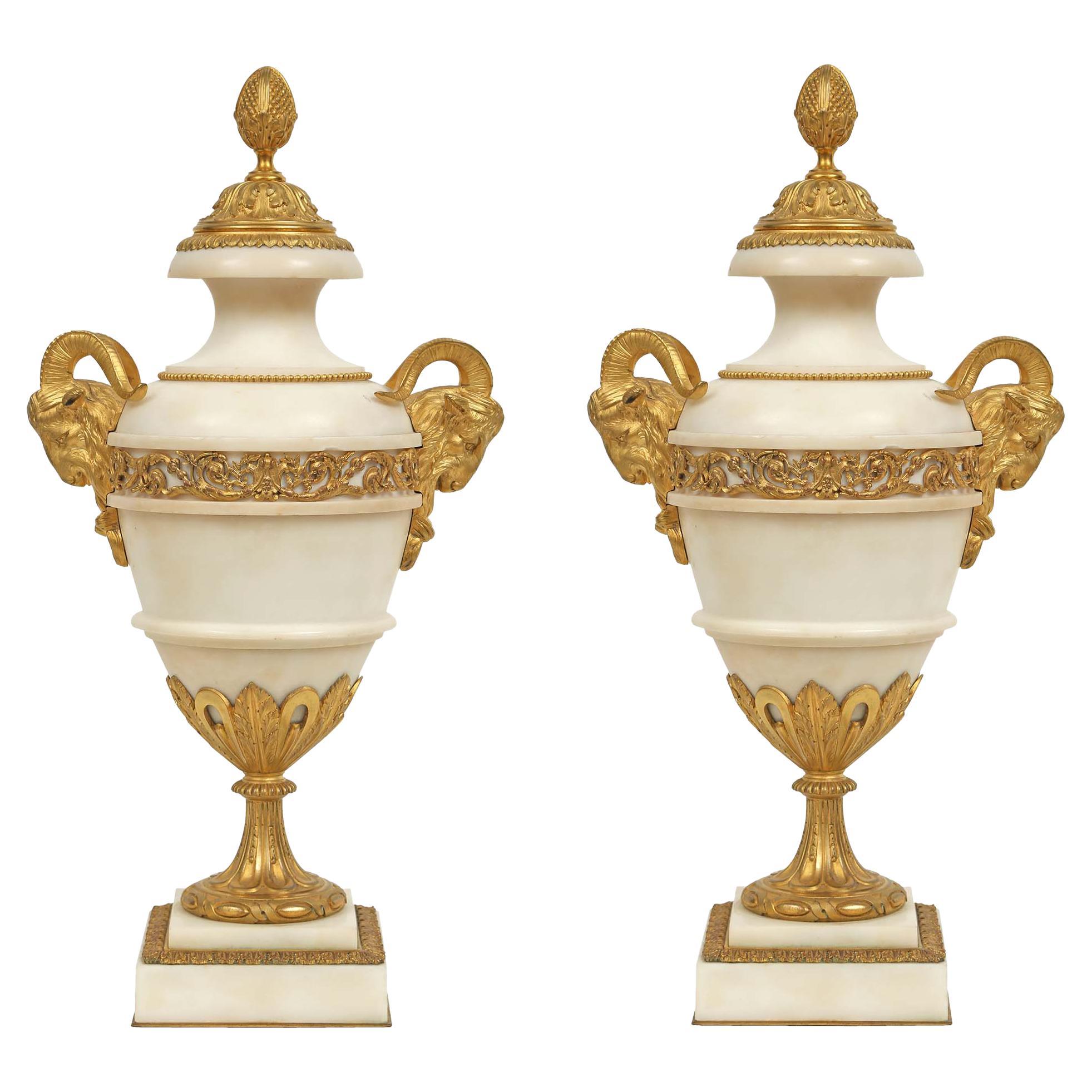 Urnes françaises de style Louis XVI du 19ème siècle en marbre blanc de Carrare et bronze doré