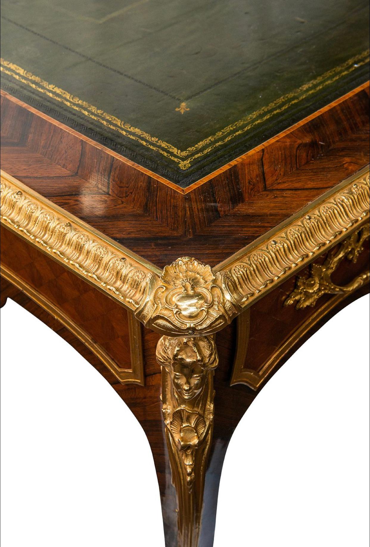 Französischer Schreibtisch im Louis-XVI-Stil des 19. Jahrhunderts (Furnier) im Angebot