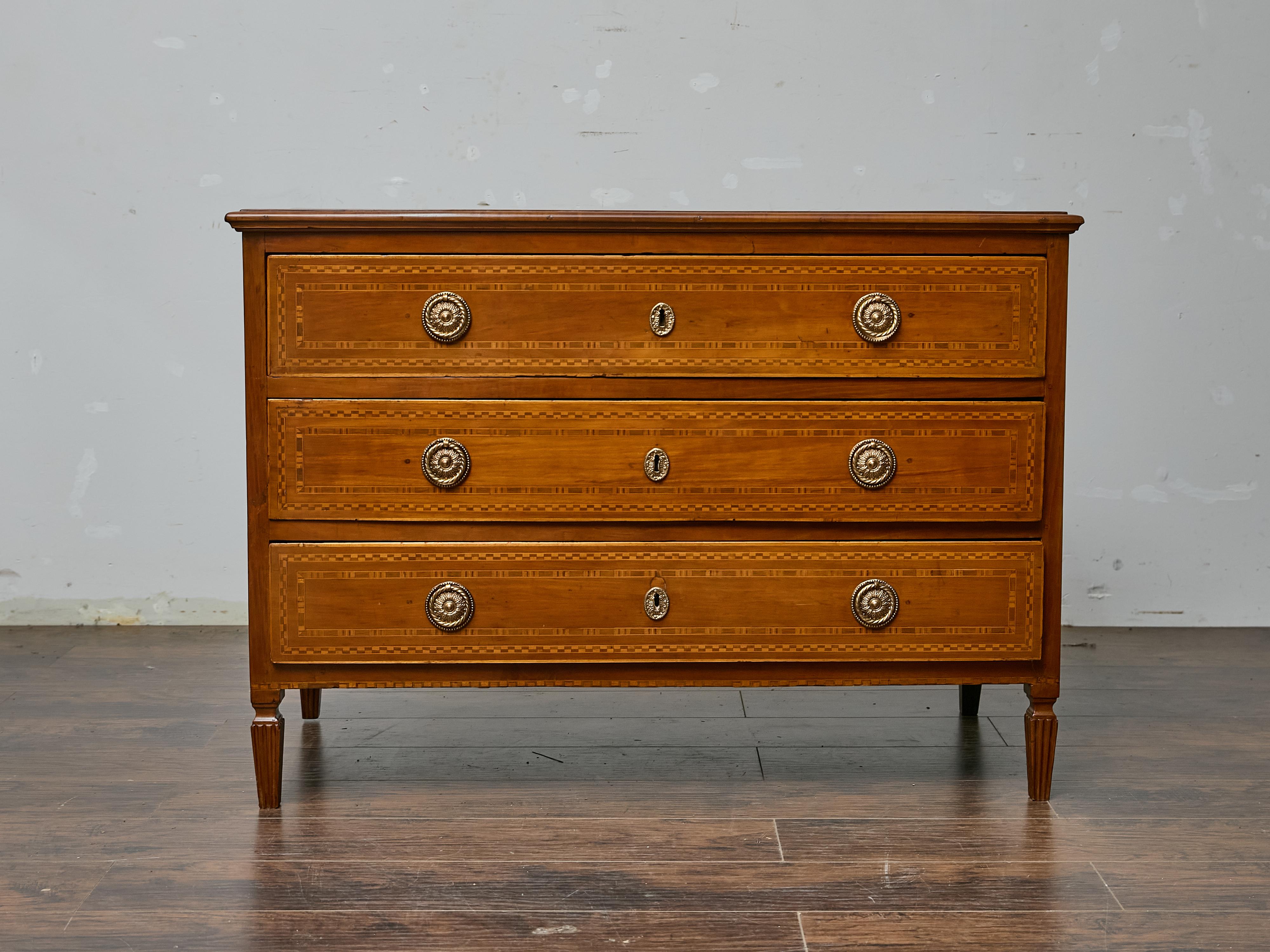 Commode francese del XIX secolo in legno di noce Luigi XVI con intarsio e tiranti in ottone in vendita 4