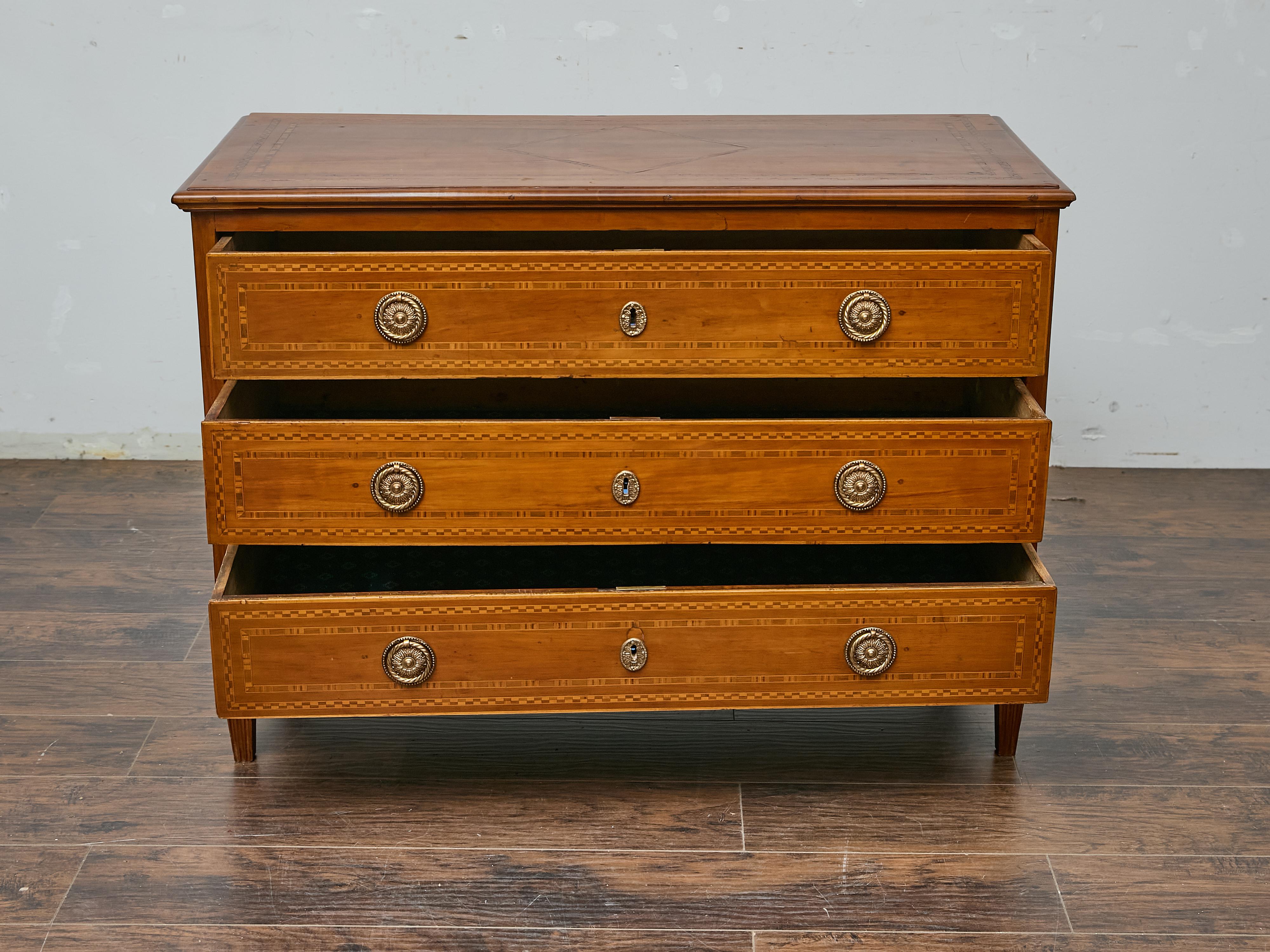 Francese Commode francese del XIX secolo in legno di noce Luigi XVI con intarsio e tiranti in ottone in vendita