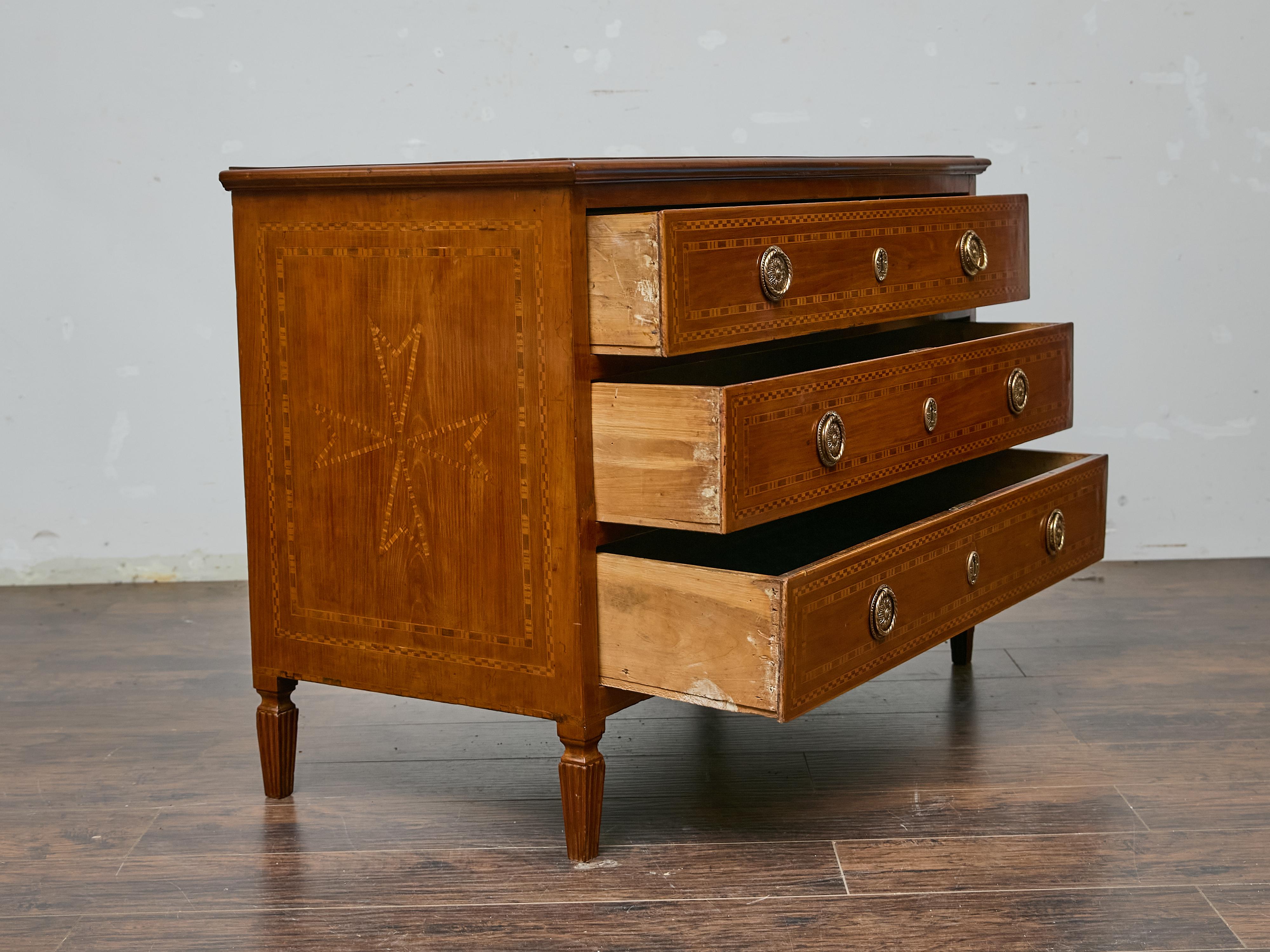 Marqueterie Commode francese del XIX secolo in legno di noce Luigi XVI con intarsio e tiranti in ottone in vendita