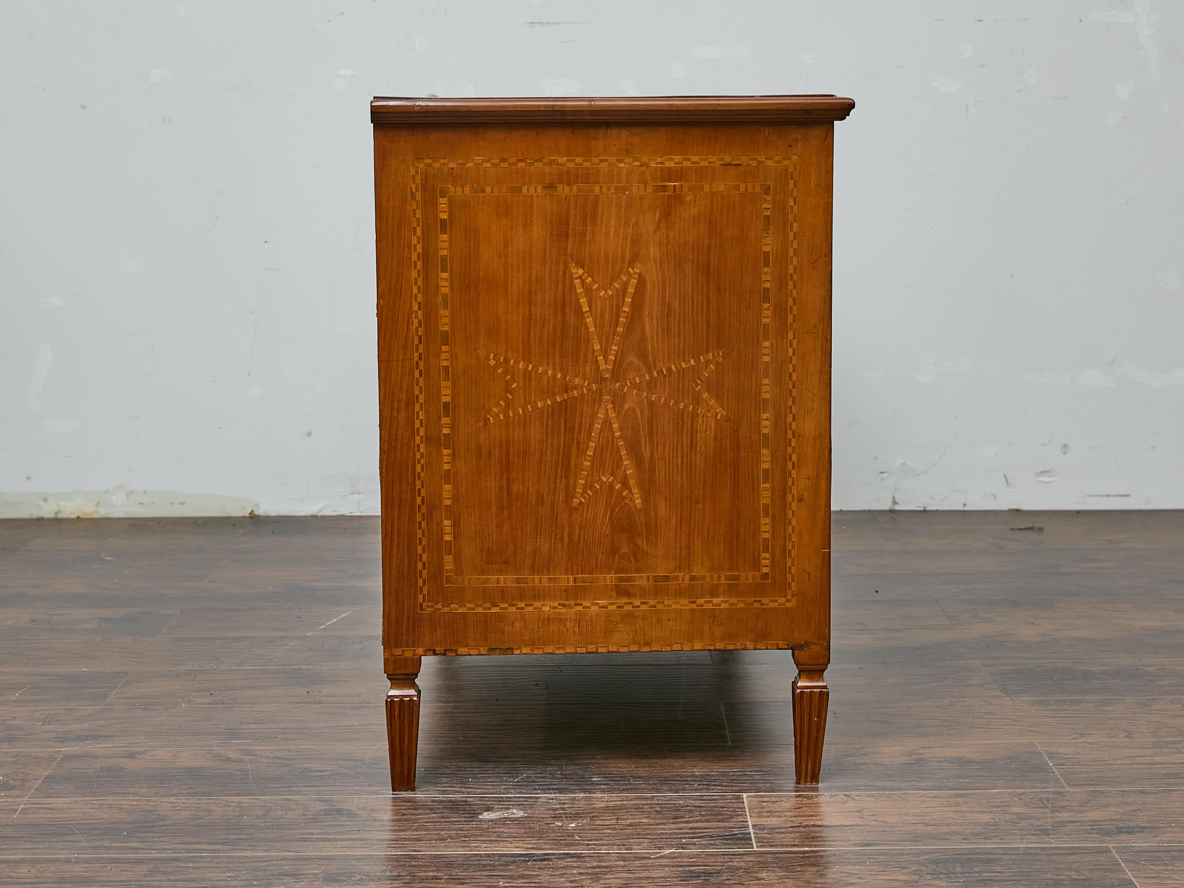 Commode francese del XIX secolo in legno di noce Luigi XVI con intarsio e tiranti in ottone In condizioni buone in vendita a Atlanta, GA