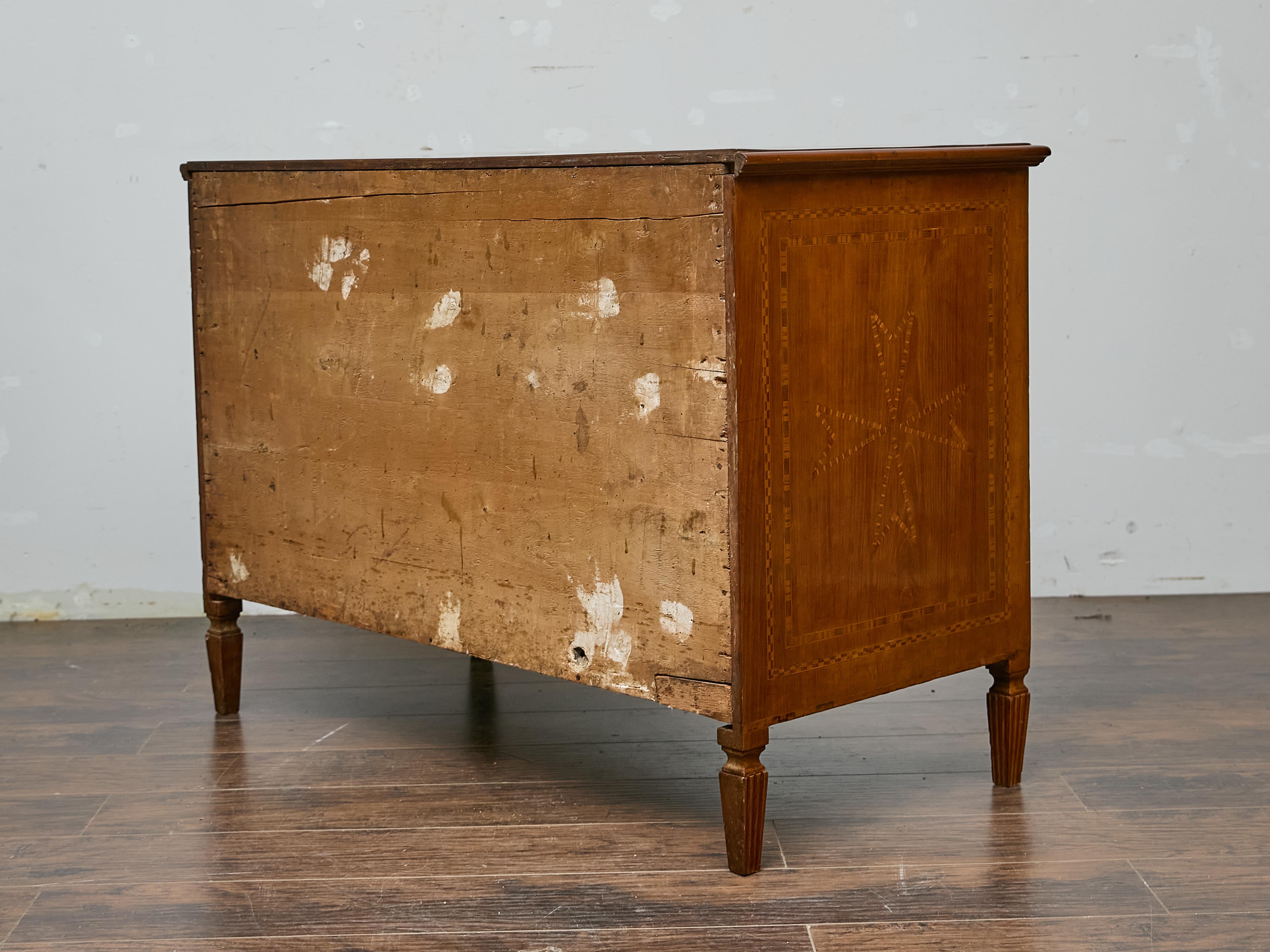 Ottone Commode francese del XIX secolo in legno di noce Luigi XVI con intarsio e tiranti in ottone in vendita