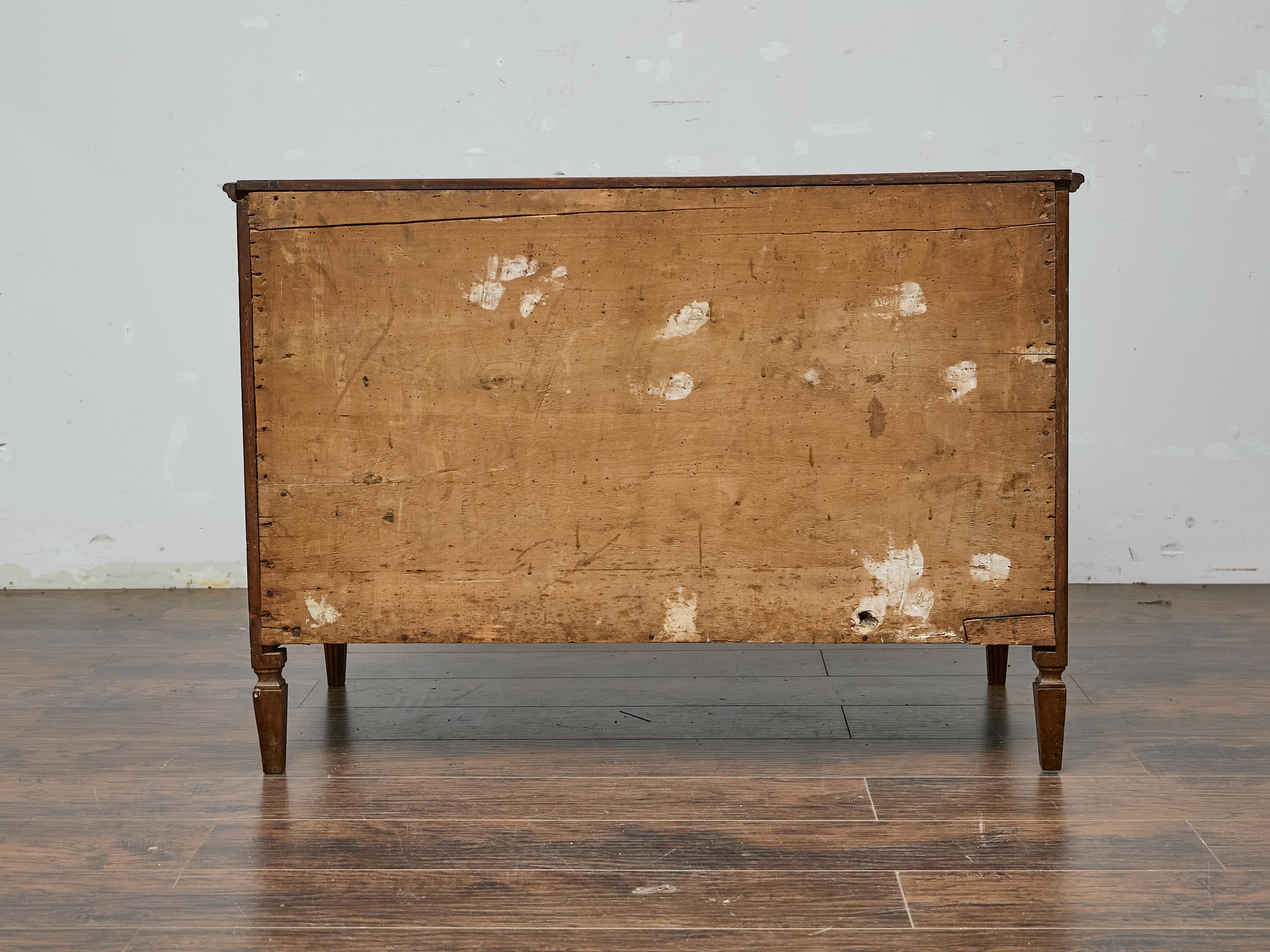 Commode francese del XIX secolo in legno di noce Luigi XVI con intarsio e tiranti in ottone in vendita 1