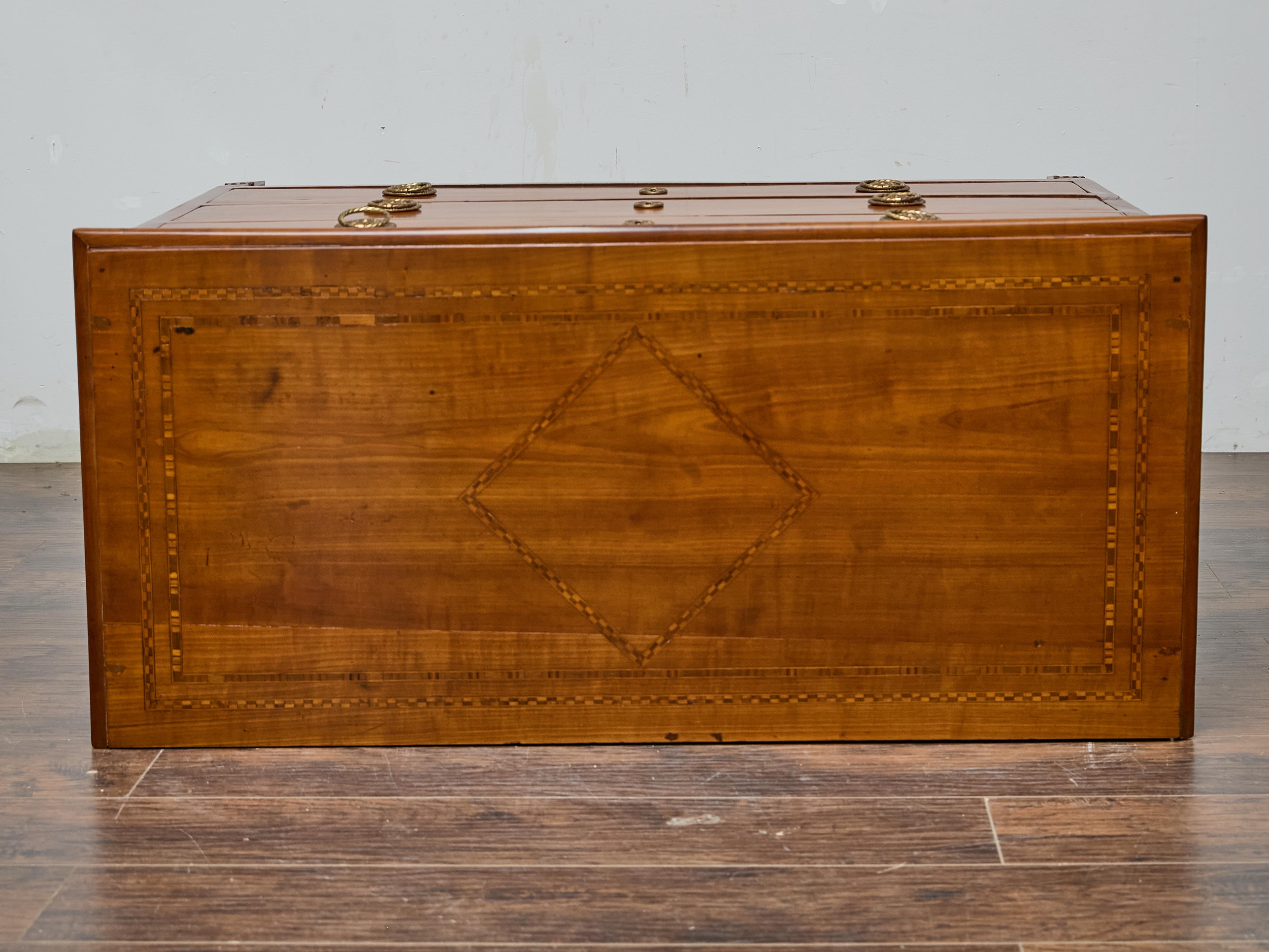 Commode francese del XIX secolo in legno di noce Luigi XVI con intarsio e tiranti in ottone in vendita 2