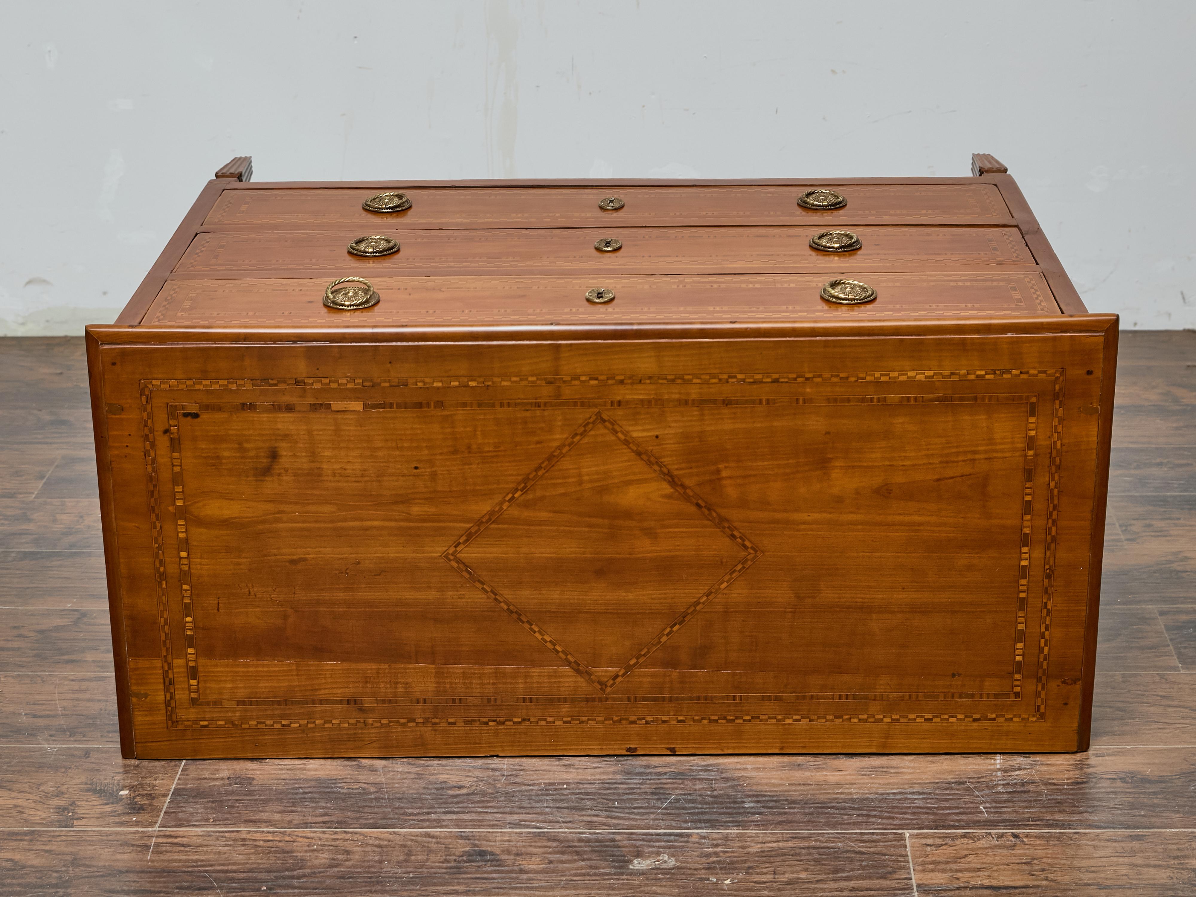 Commode francese del XIX secolo in legno di noce Luigi XVI con intarsio e tiranti in ottone in vendita 3