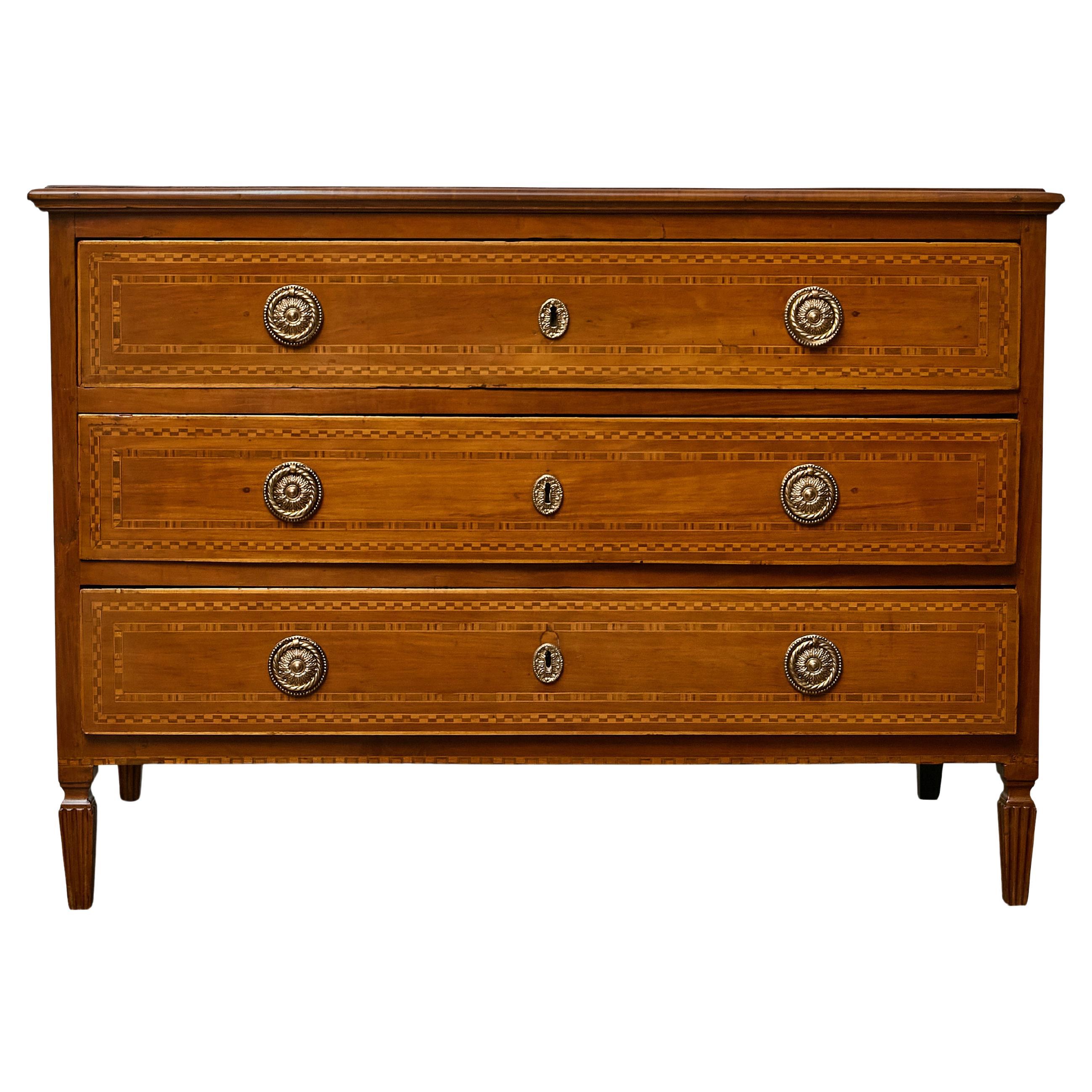 Commode francese del XIX secolo in legno di noce Luigi XVI con intarsio e tiranti in ottone