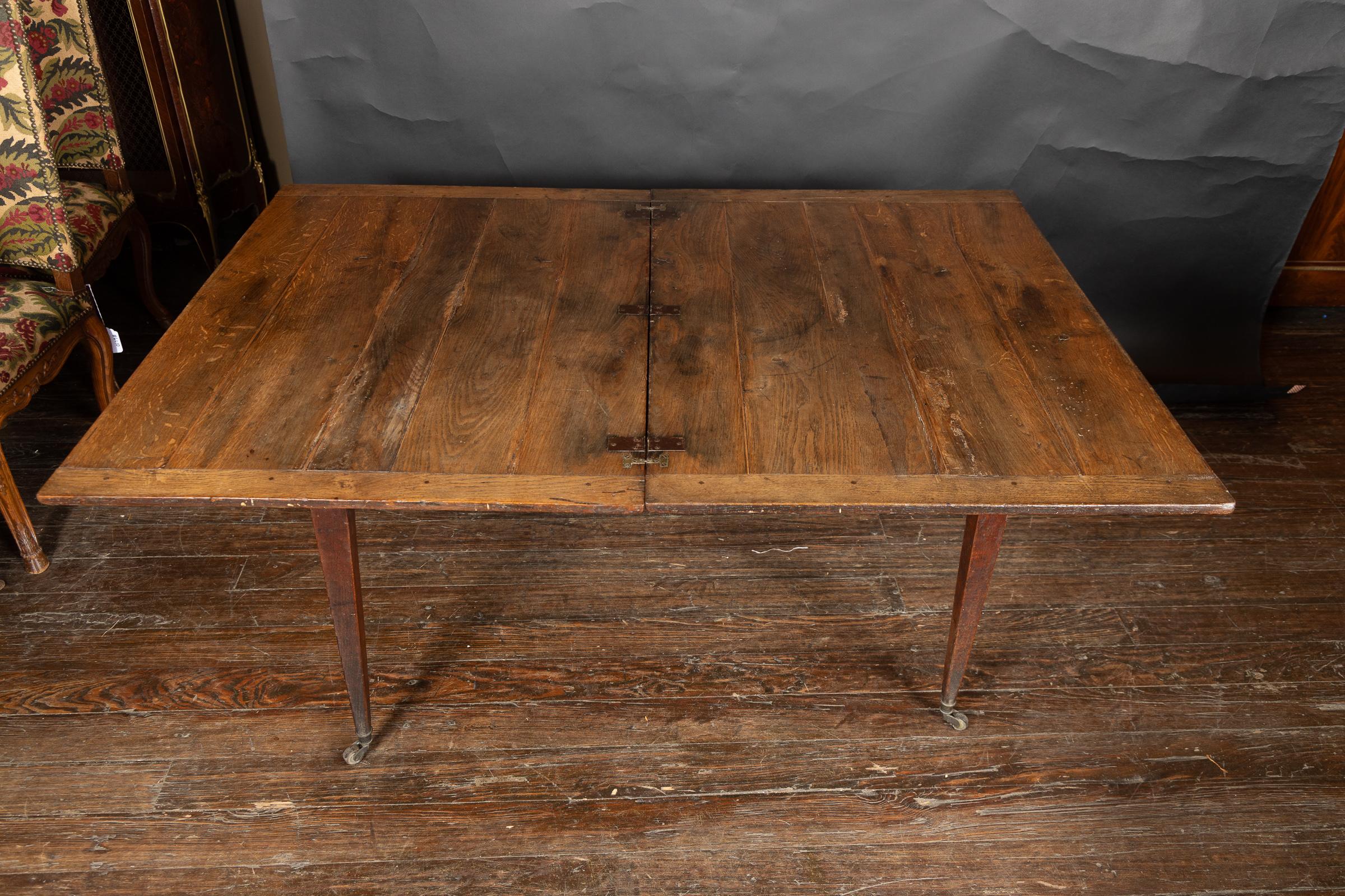 Noyer Table à abattant en noyer Louis XVI du XIXe siècle en vente
