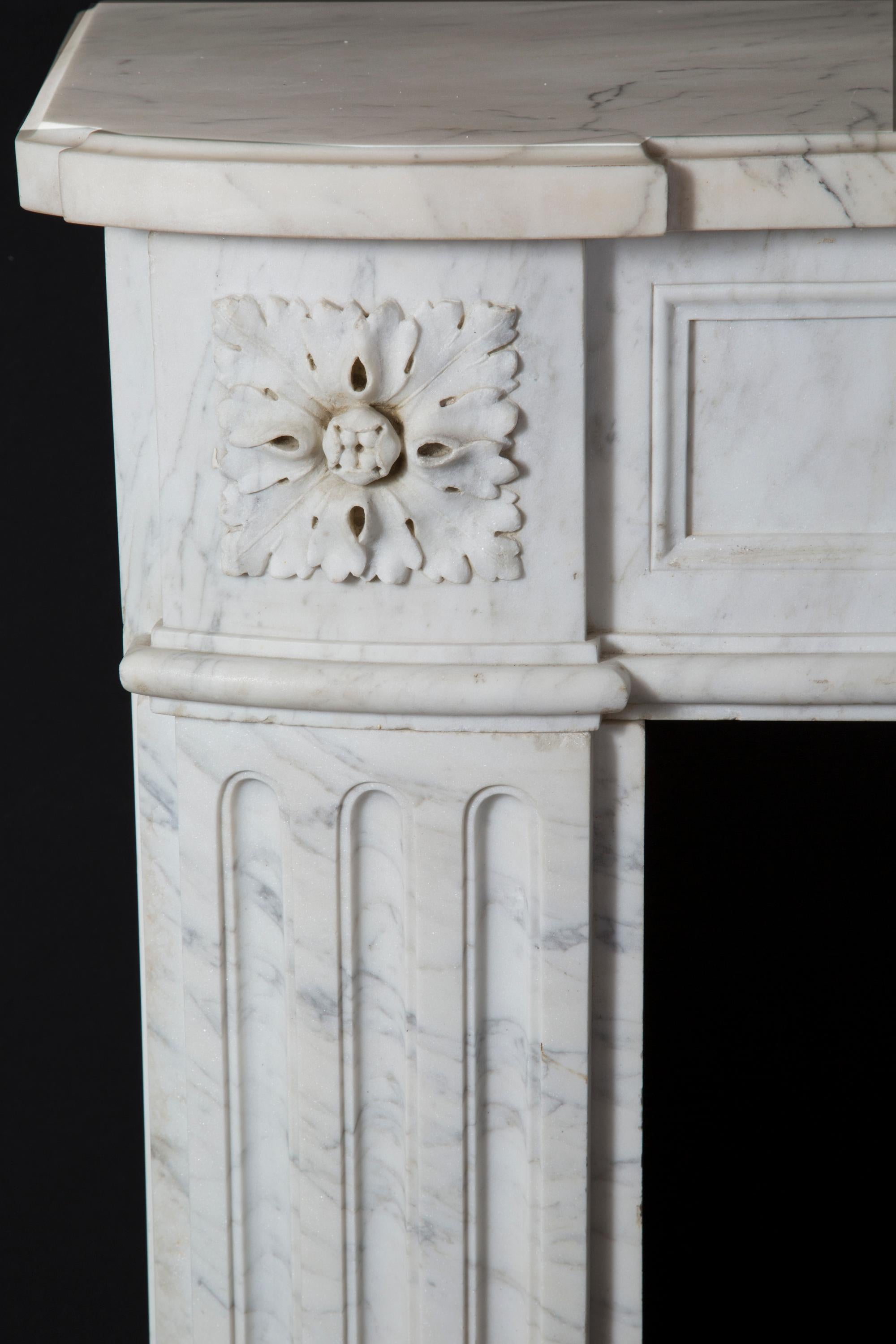 Francese Mantello francese del XIX secolo Luigi XVI in marmo bianco di Carrara in vendita