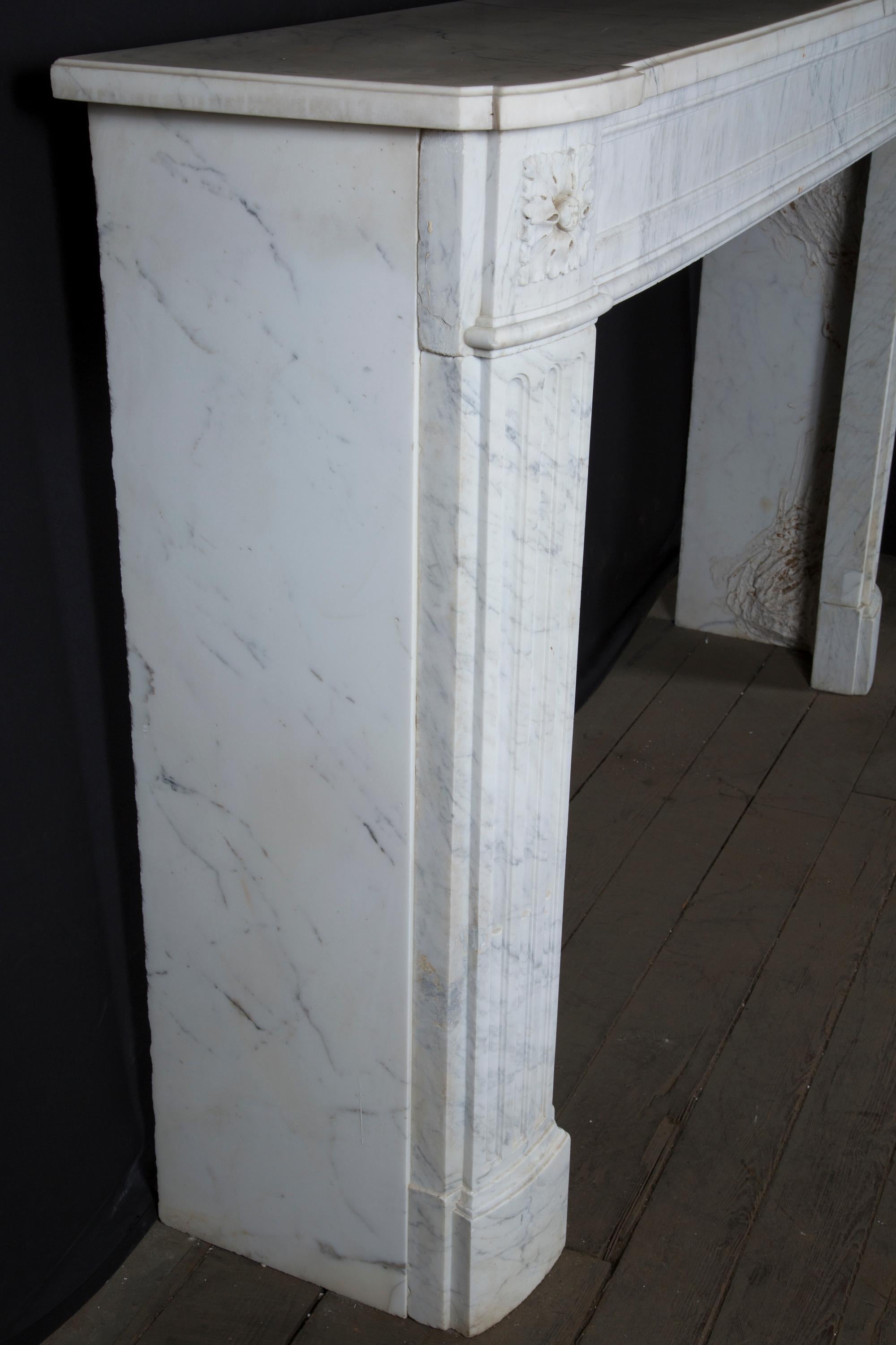 Intagliato a mano Mantello francese del XIX secolo Luigi XVI in marmo bianco di Carrara in vendita