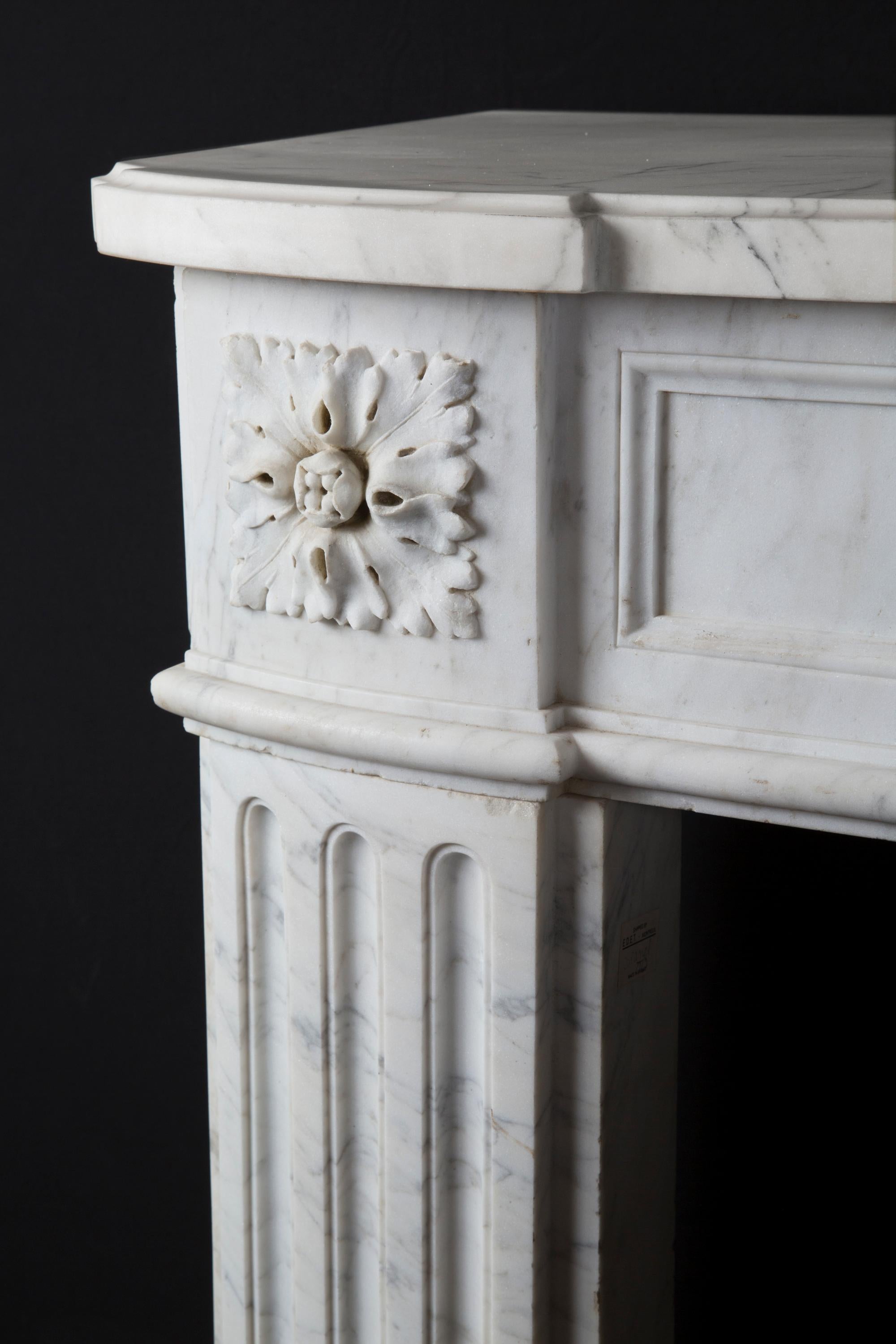 Mantello francese del XIX secolo Luigi XVI in marmo bianco di Carrara In condizioni buone in vendita a New Orleans, LA