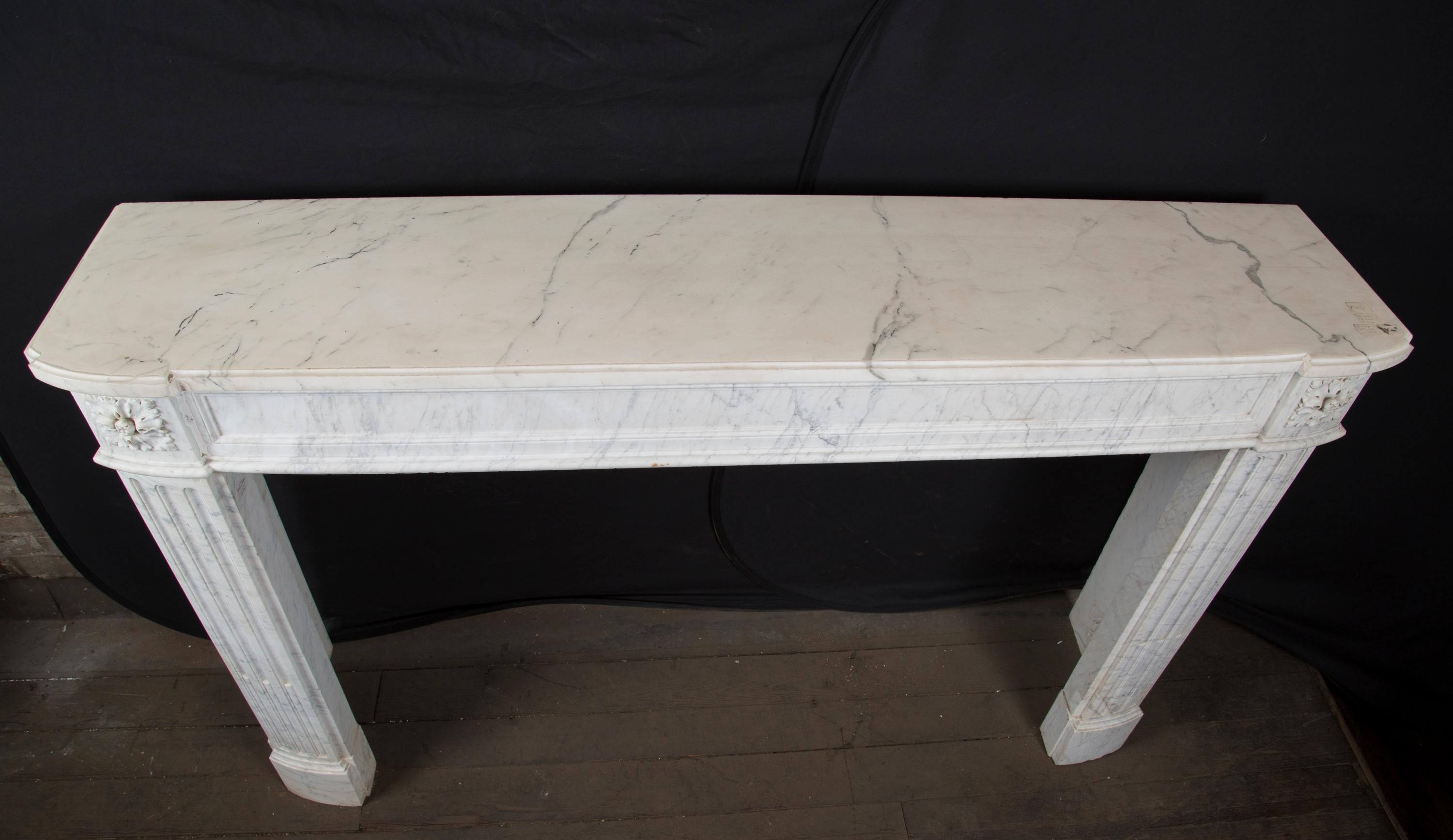 Marmo Mantello francese del XIX secolo Luigi XVI in marmo bianco di Carrara in vendita