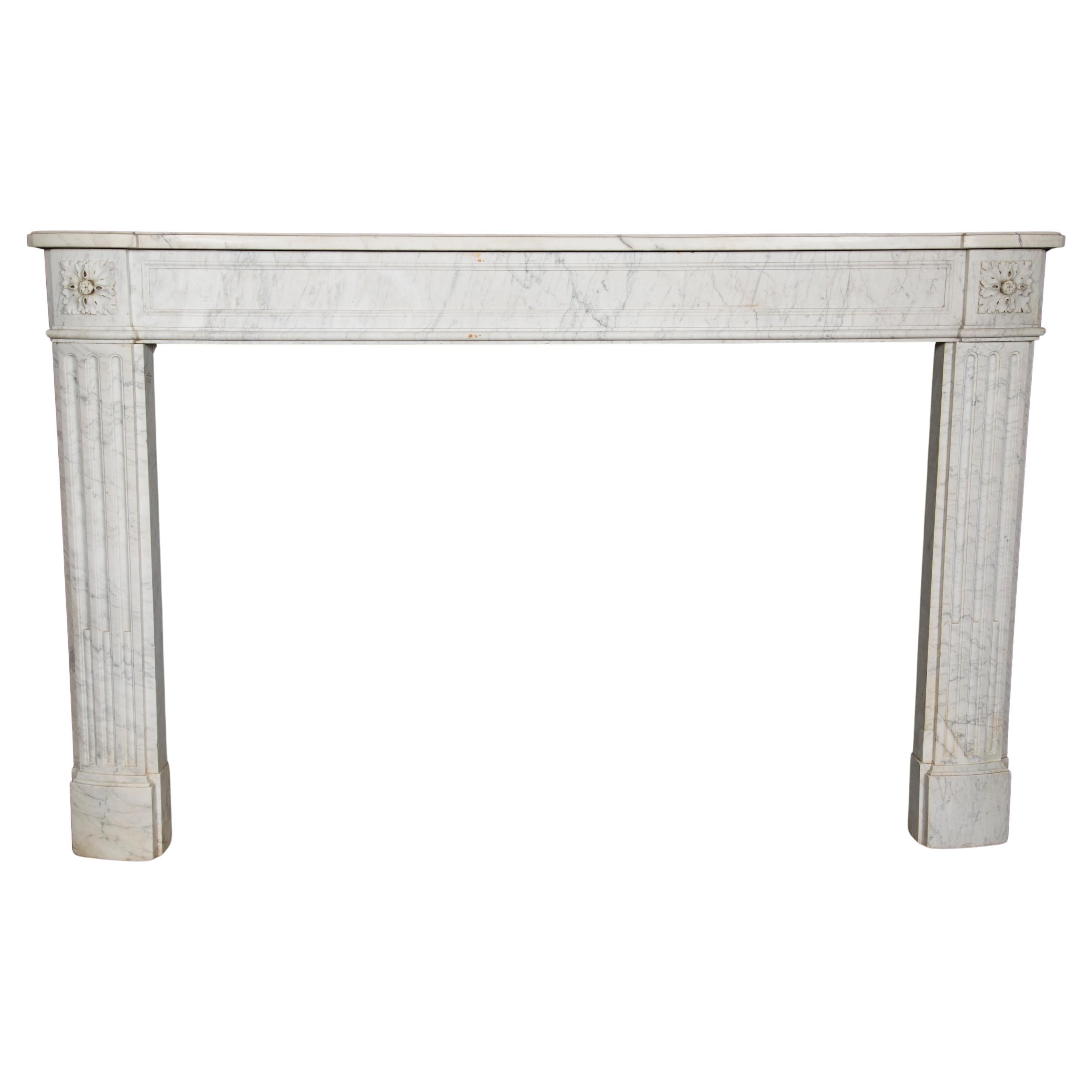 Cheminée française Louis XVI du 19ème siècle en marbre blanc de Carrare