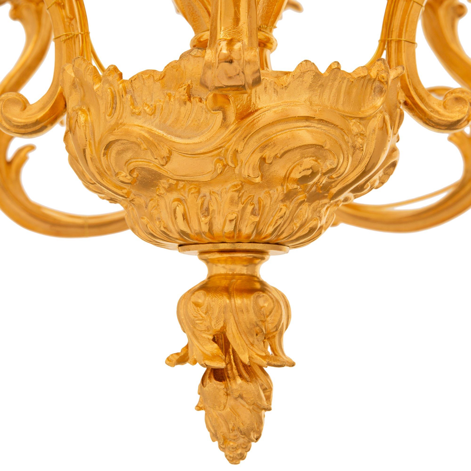 Lampadario francese del XIX secolo in stile Luigi XVI/XV in Ormolu e bronzo patinato in vendita 5
