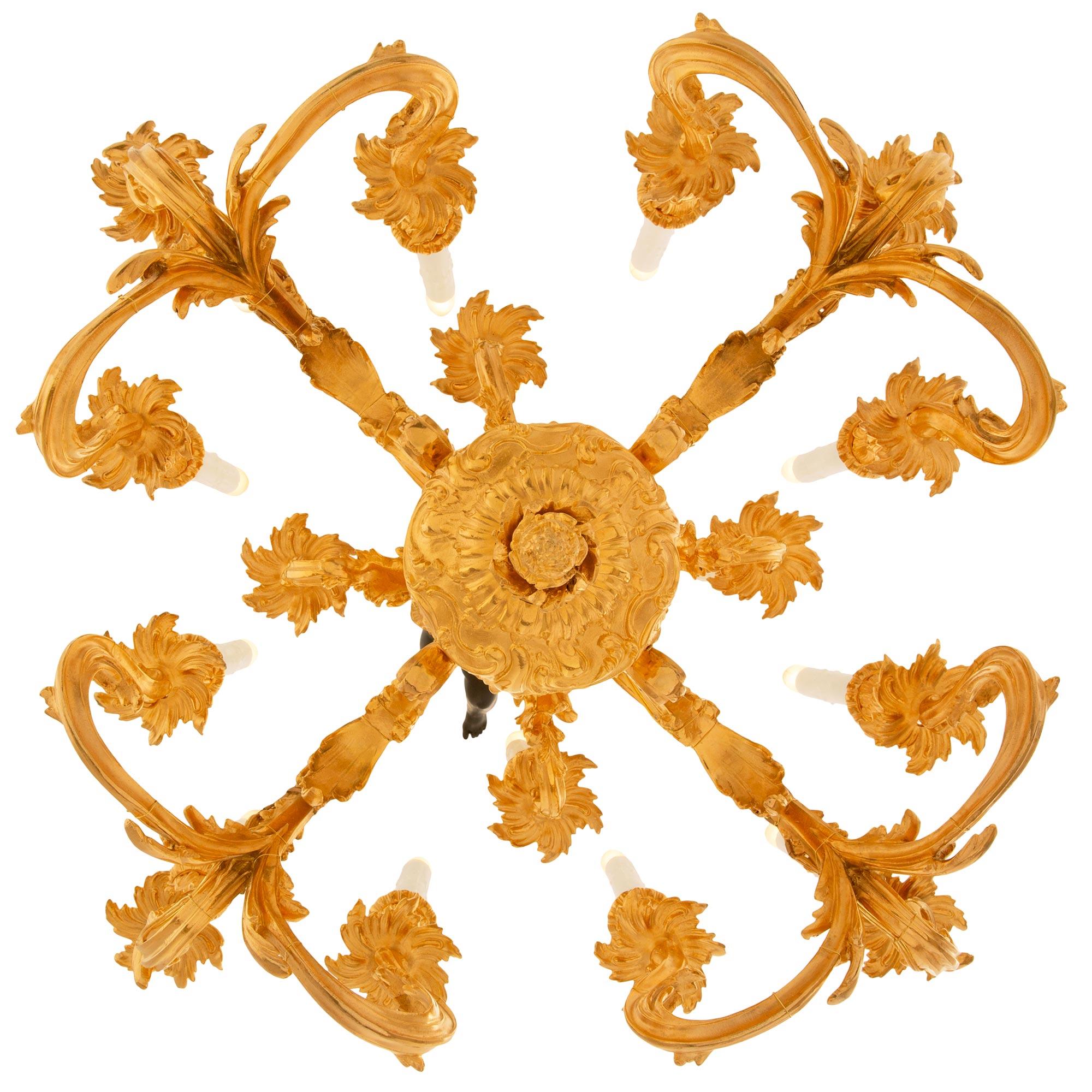 Lampadario francese del XIX secolo in stile Luigi XVI/XV in Ormolu e bronzo patinato in vendita 6
