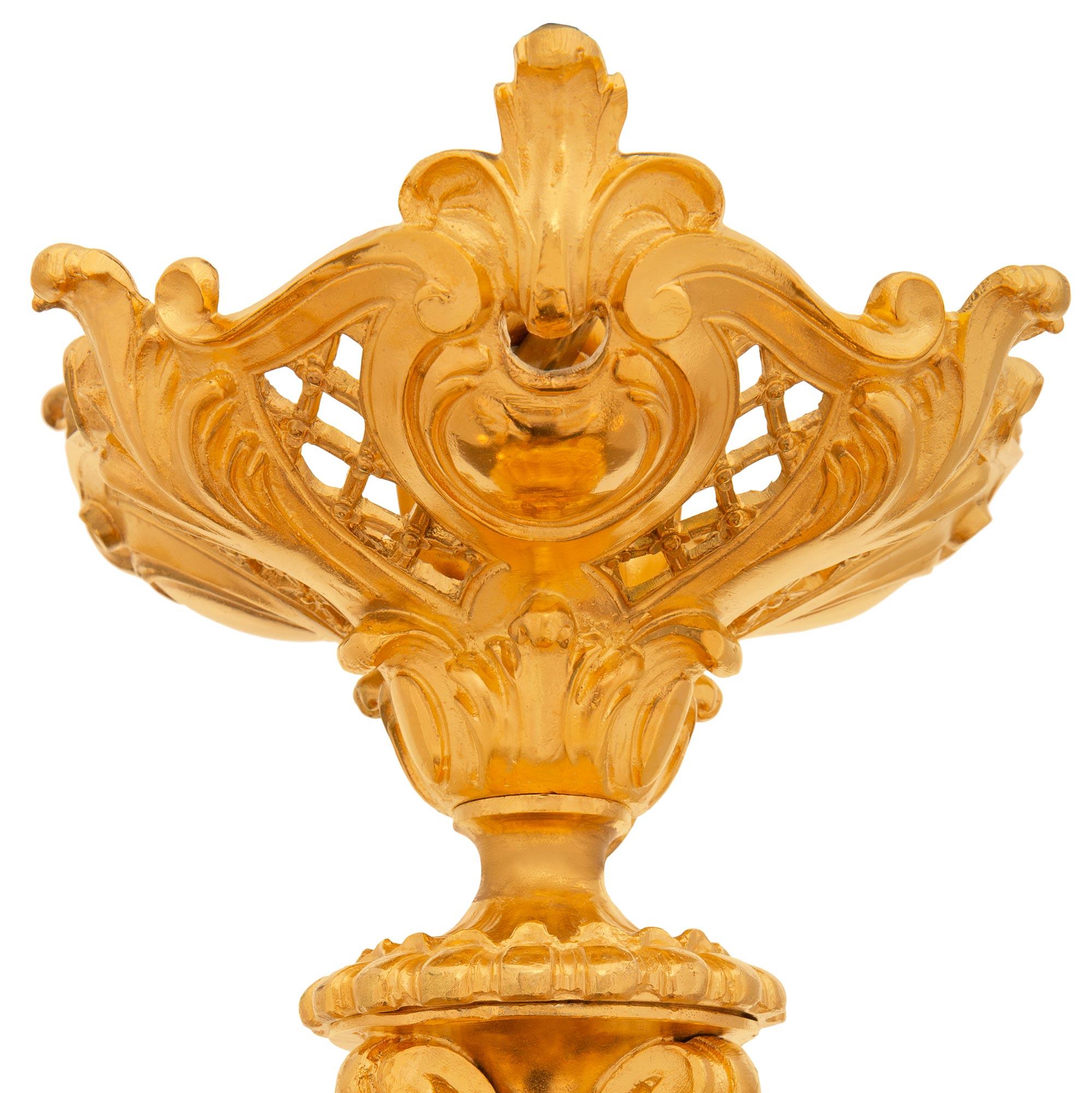 Lampadario francese del XIX secolo in stile Luigi XVI/XV in Ormolu e bronzo patinato In condizioni buone in vendita a West Palm Beach, FL