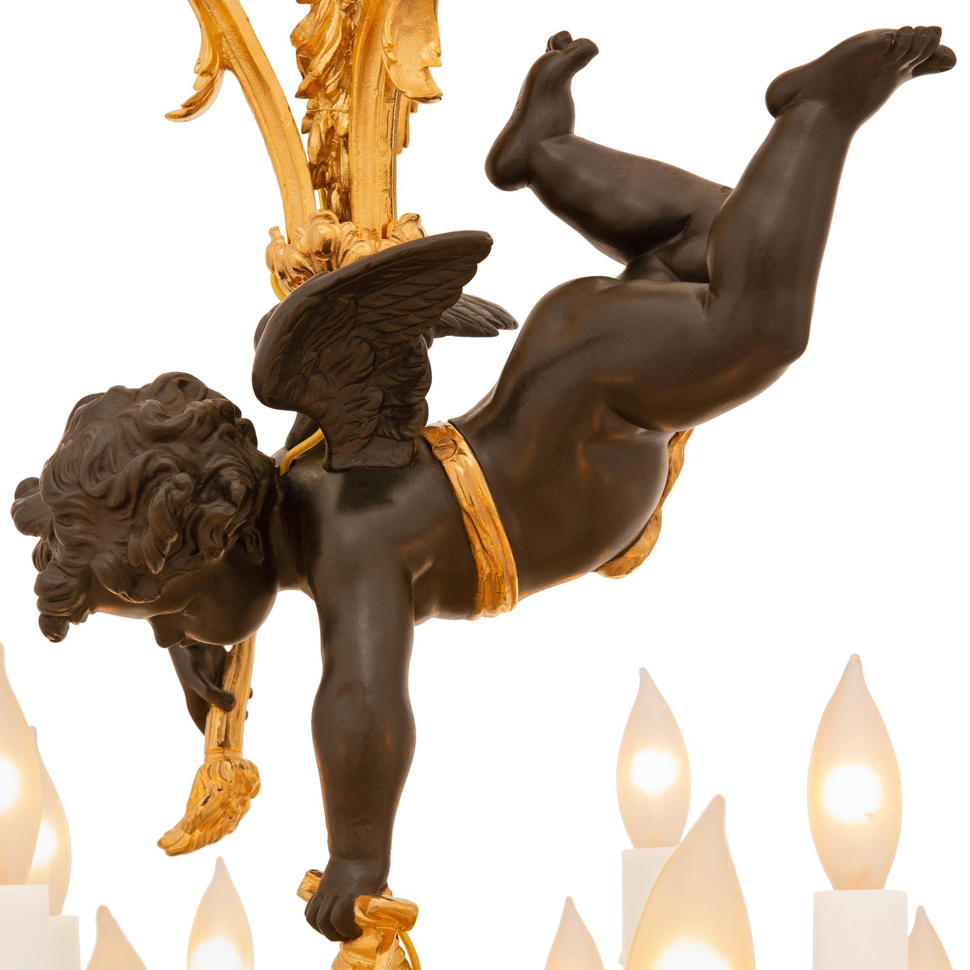 Lampadario francese del XIX secolo in stile Luigi XVI/XV in Ormolu e bronzo patinato in vendita 1