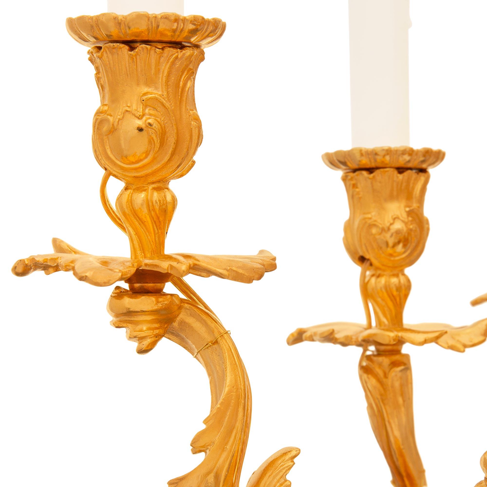 Lampadario francese del XIX secolo in stile Luigi XVI/XV in Ormolu e bronzo patinato in vendita 2