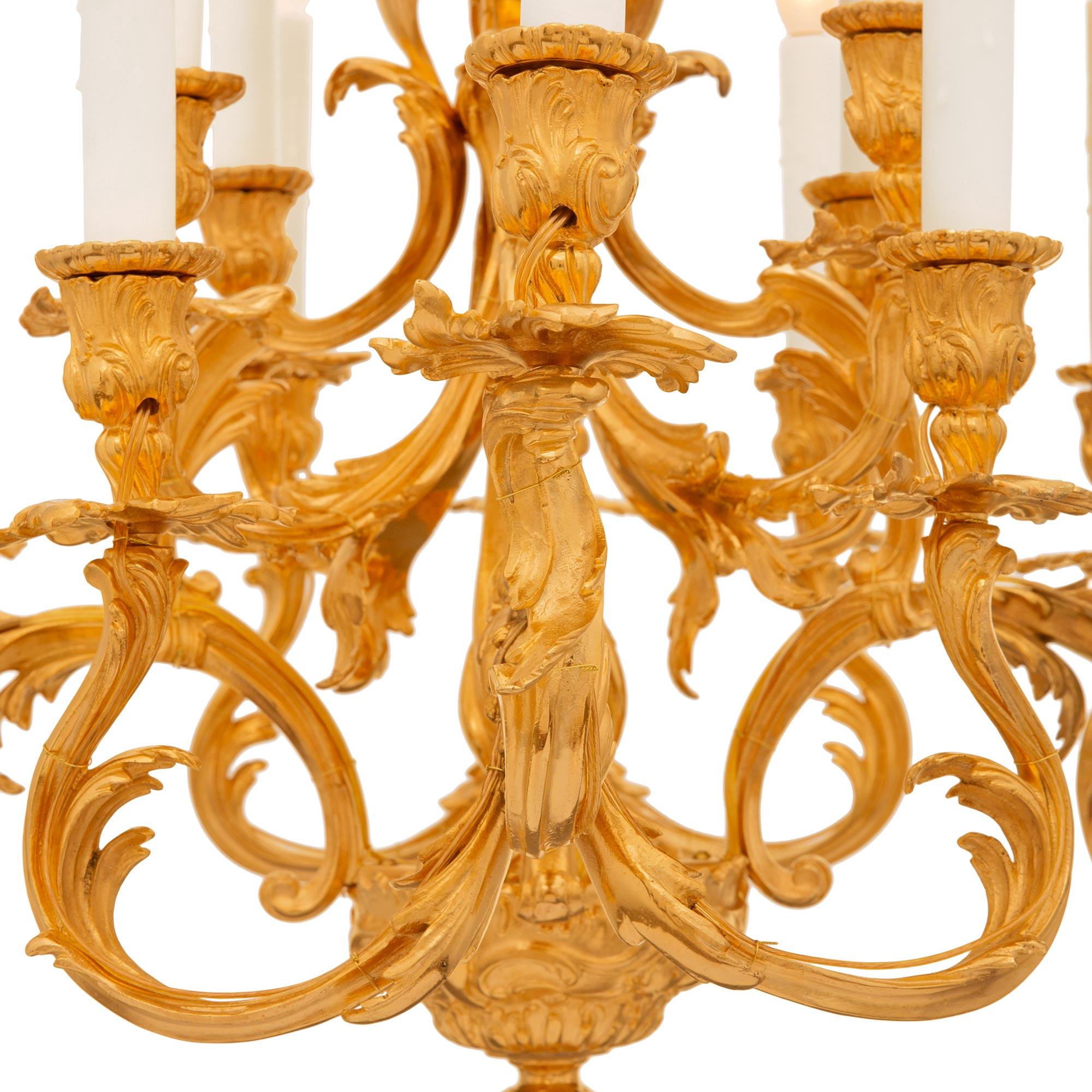 Lampadario francese del XIX secolo in stile Luigi XVI/XV in Ormolu e bronzo patinato in vendita 4