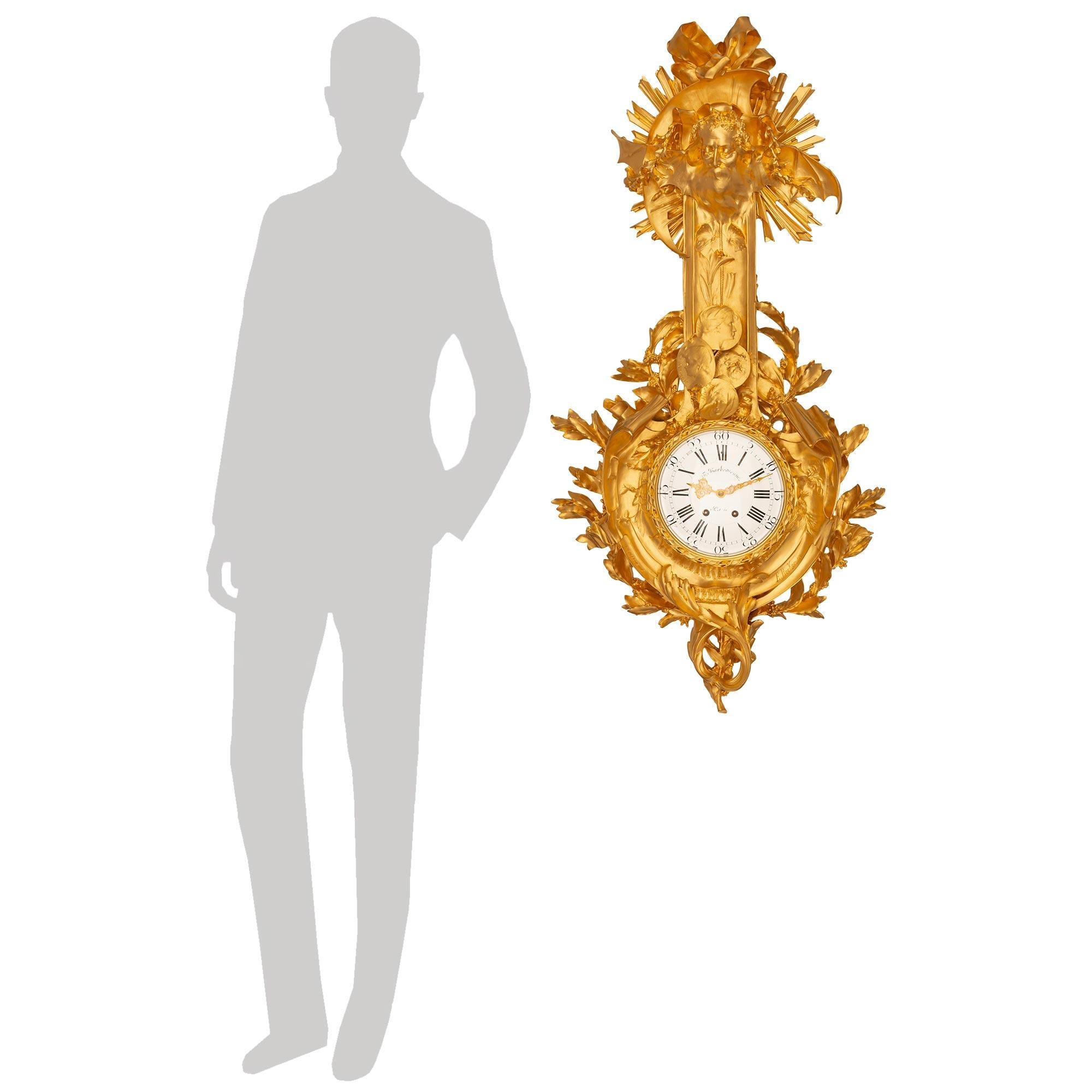 Importante e di alta qualità orologio a cartello francese del XIX secolo Luigi XVI/XV, firmato F. Barbedienne e E. Becker 98'. Questo imponente orologio a cartello con doratura originale, piastra quadrata e movimento francese, è un pezzo speciale