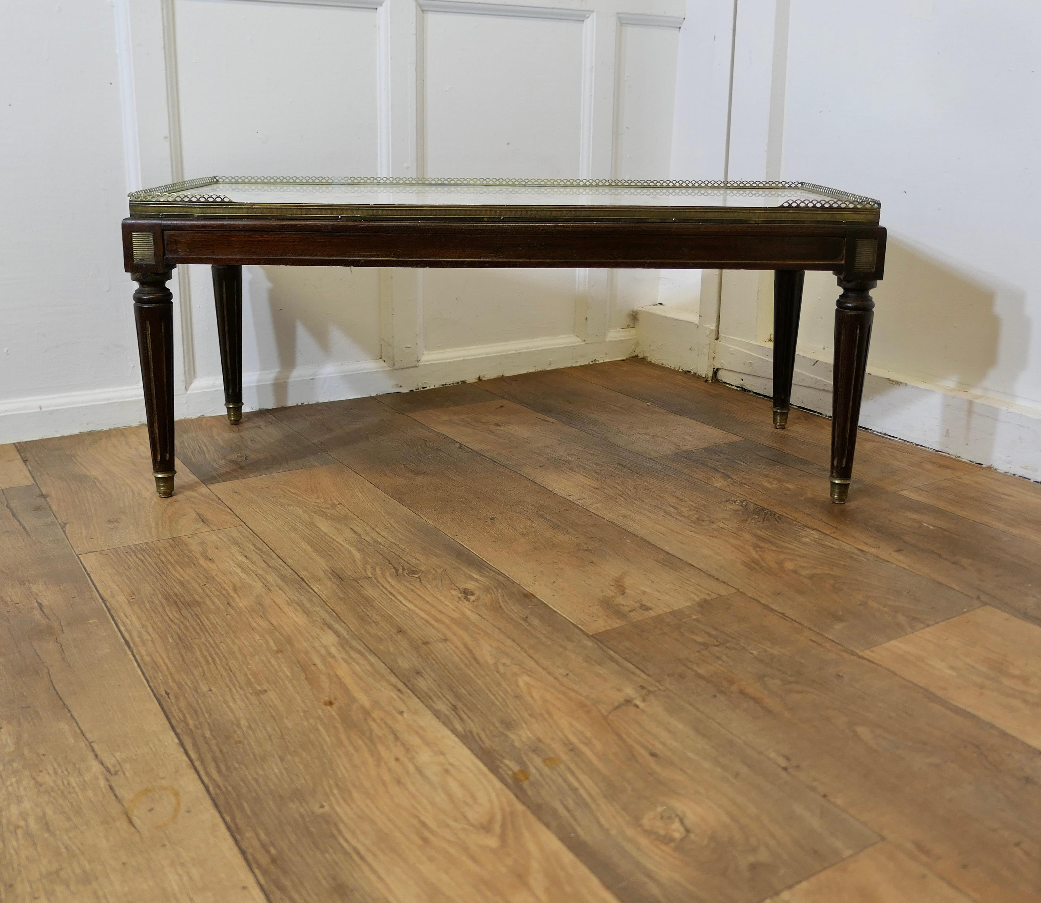  Mesa baja o de centro francesa del siglo XIX 

Se trata de una mesa francesa del siglo XIX con tapa de mármol de excelente calidad, tiene una galería de latón perforado alrededor de la tapa y más incrustaciones de latón en las patas
La mesa está en