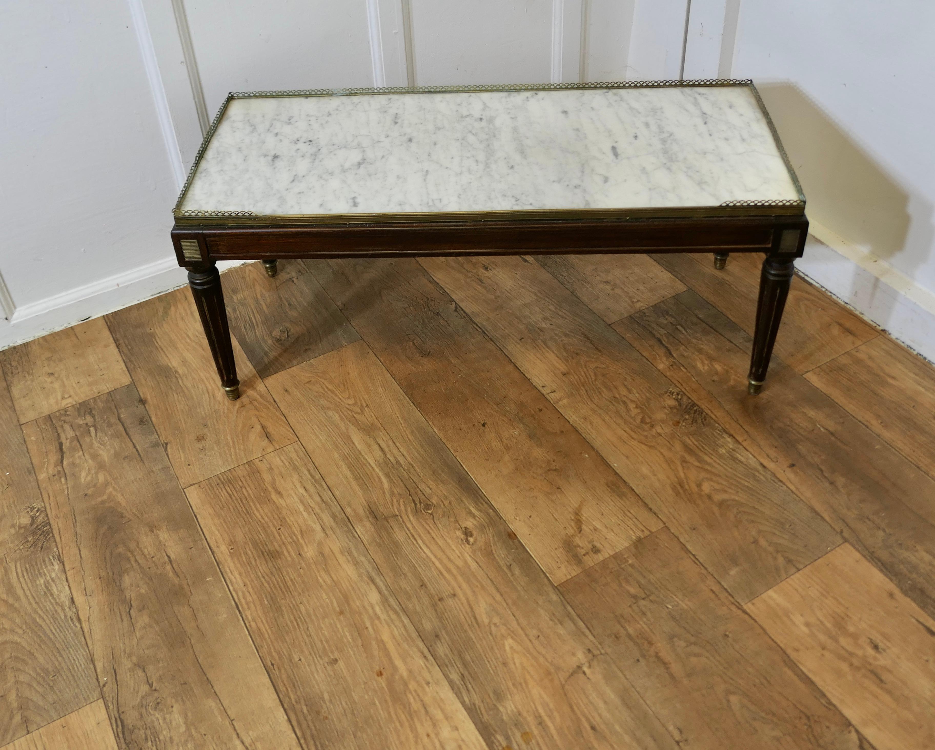 Mesa baja o de centro francesa del siglo XIX Provincial francés en venta