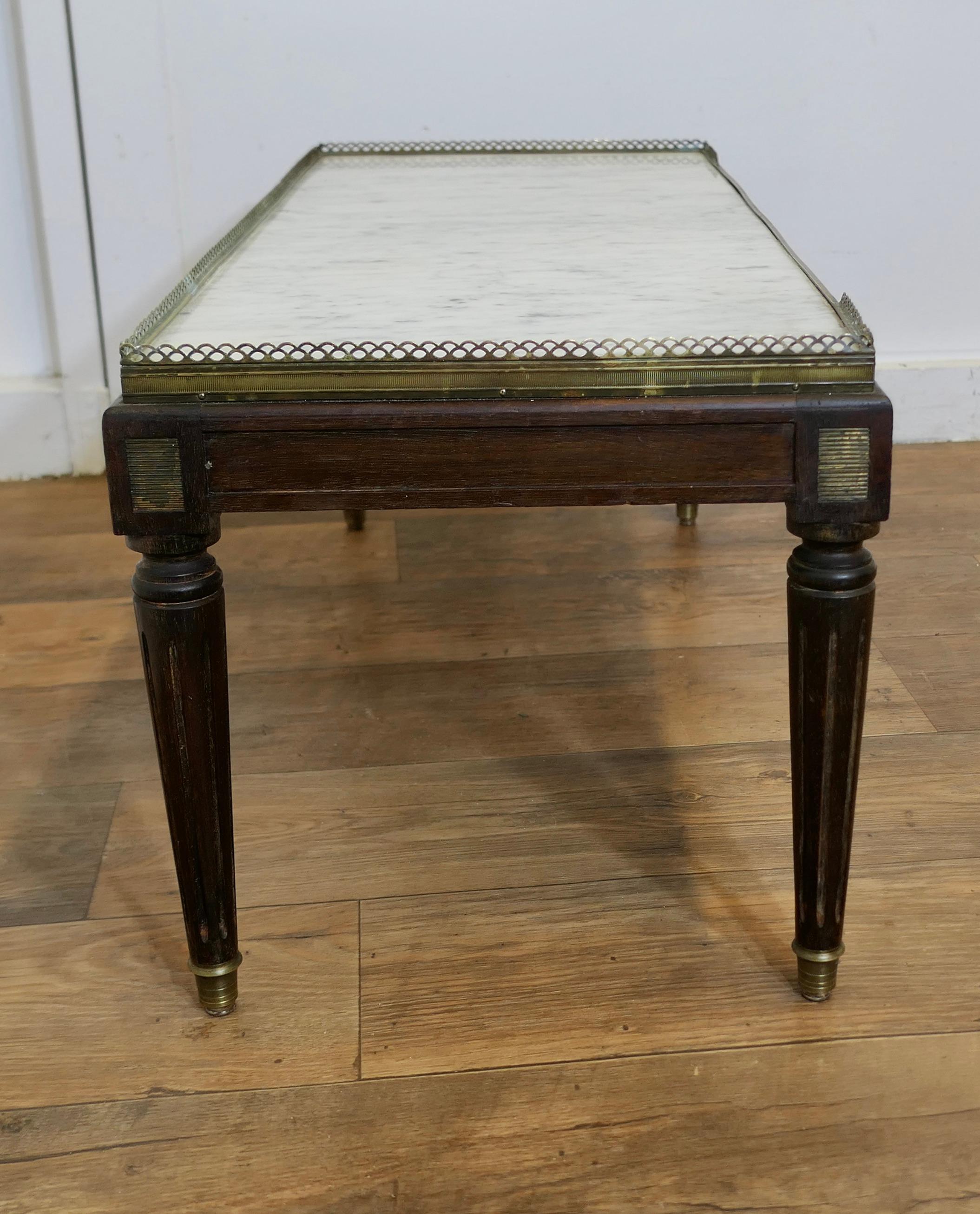 Mesa baja o de centro francesa del siglo XIX Fines del siglo XIX en venta