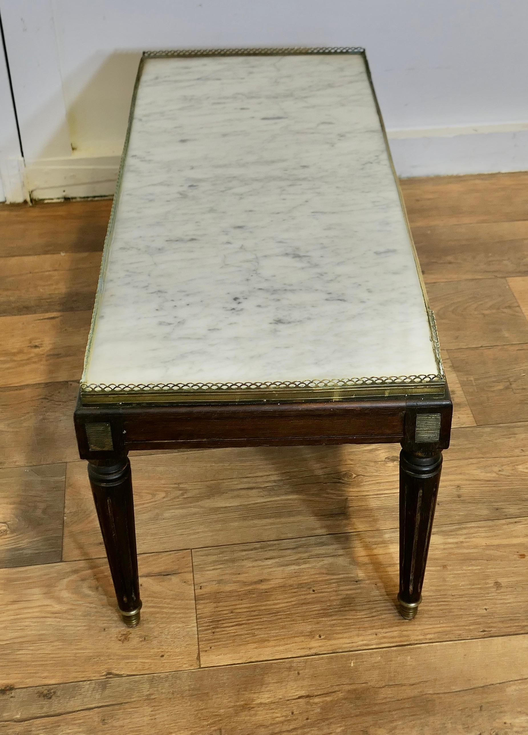 Mesa baja o de centro francesa del siglo XIX Nogal en venta
