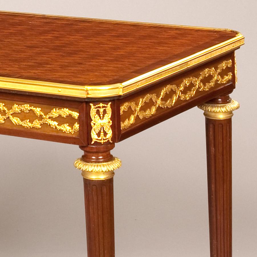 Luigi XVI Tavolino in mogano e bronzo dorato francese del XIX secolo di Fernand Kohl in vendita