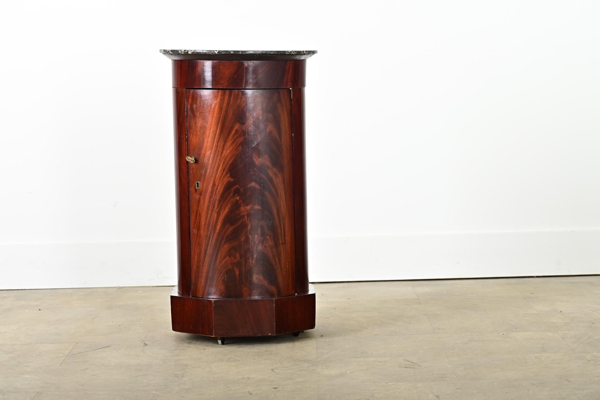 French 19th Century Mahogany Bedside Cabinet (Louis Philippe) im Angebot