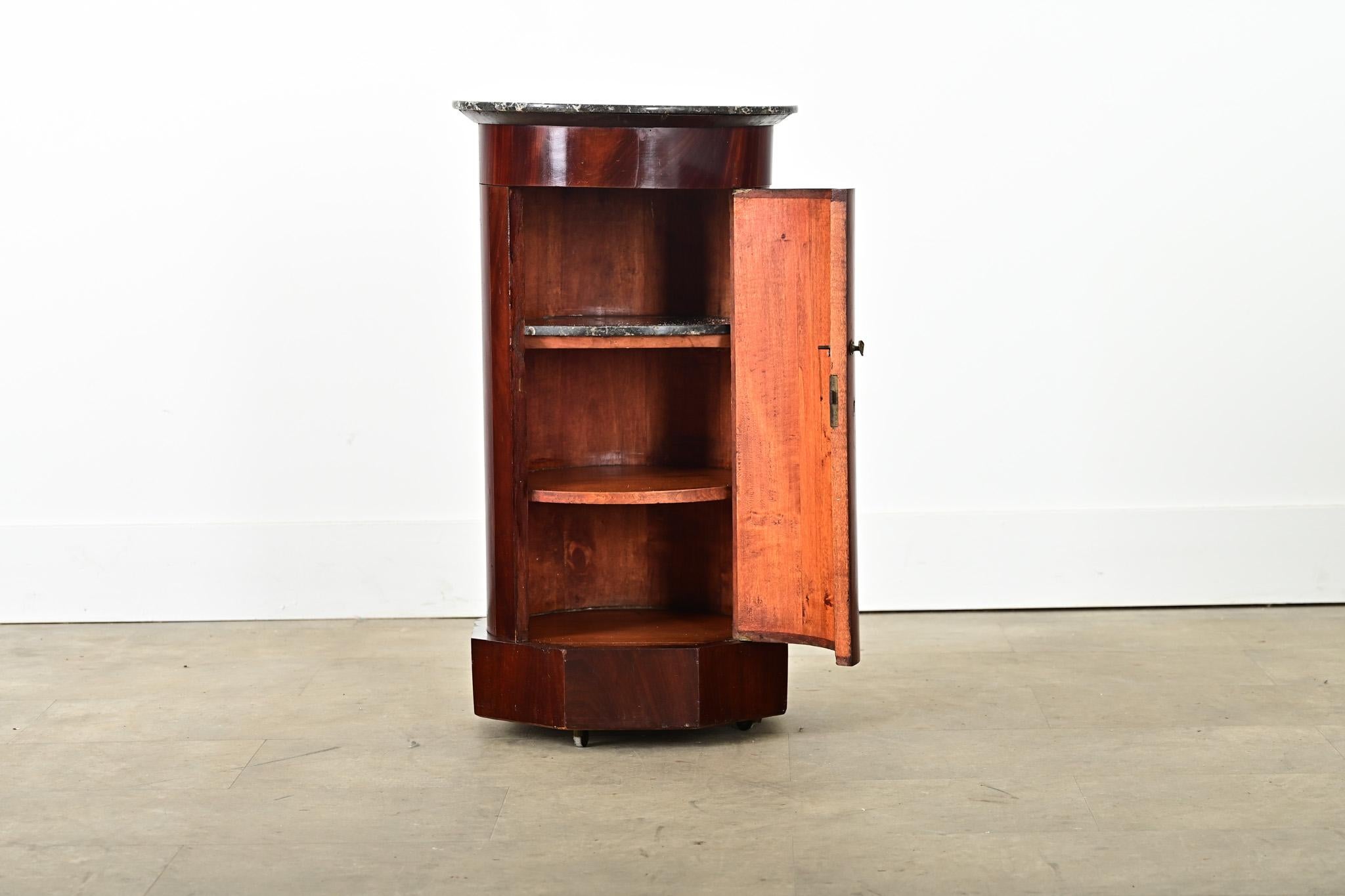 French 19th Century Mahogany Bedside Cabinet (Französisch) im Angebot