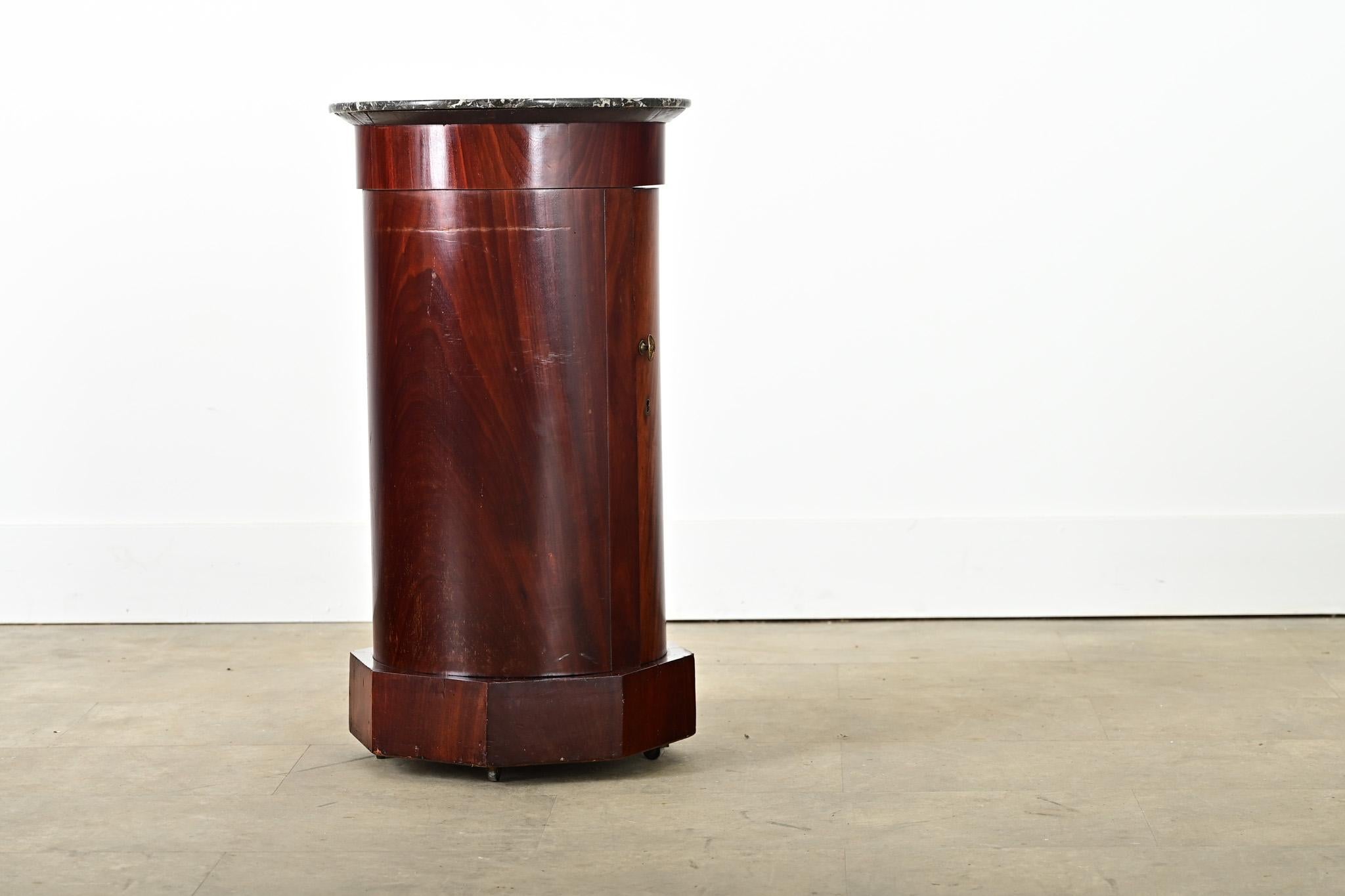 French 19th Century Mahogany Bedside Cabinet im Zustand „Gut“ im Angebot in Baton Rouge, LA
