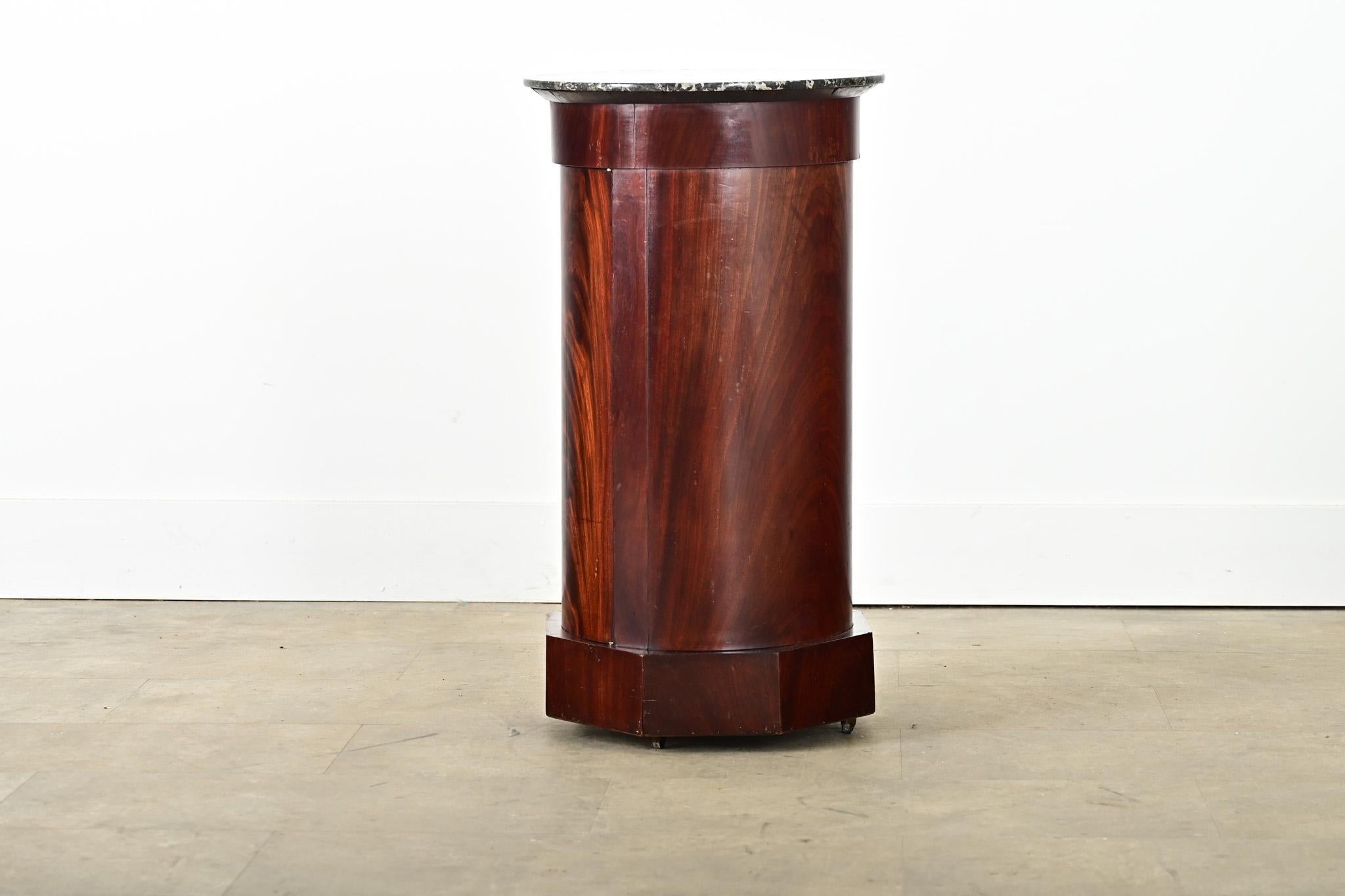 French 19th Century Mahogany Bedside Cabinet (Marmor) im Angebot