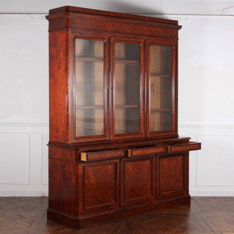 French 19th Century Mahogany Bookcase In Good Condition For Sale In Vancouver, British Columbia