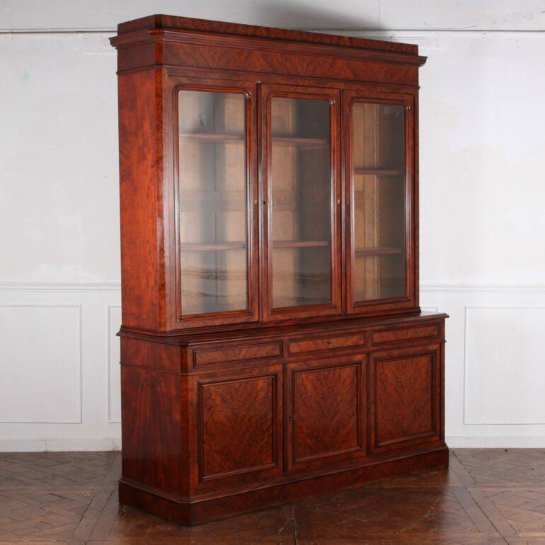 French 19th Century Mahogany Bookcase For Sale 1