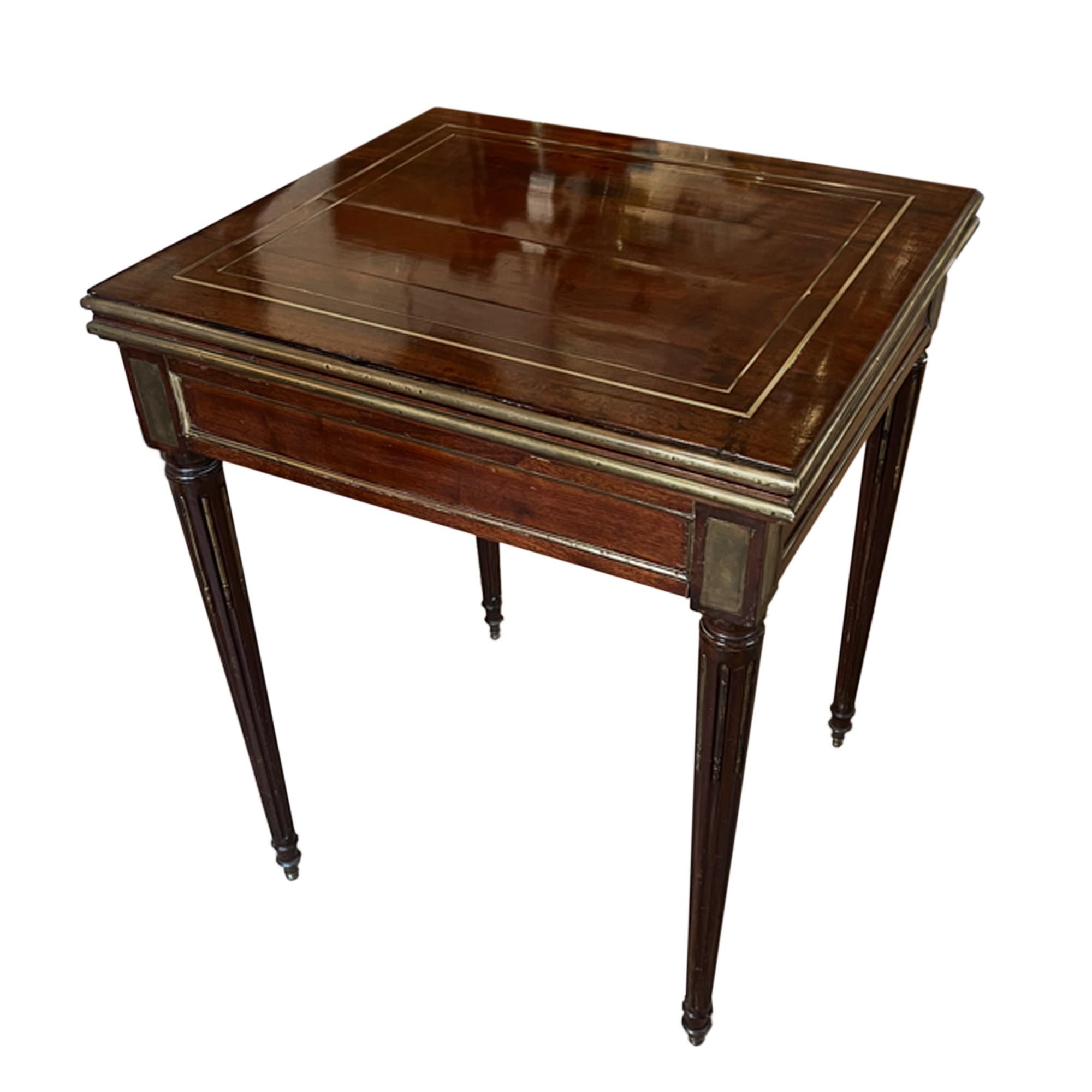 Cette magnifique table à cartes ou à jeux a été fabriquée en France au milieu du XIXe siècle. 

Veuillez regarder toutes les photos pour voir de plus près le magnifique acajou avec incrustation de laiton. La surface de jeu est recouverte de baize