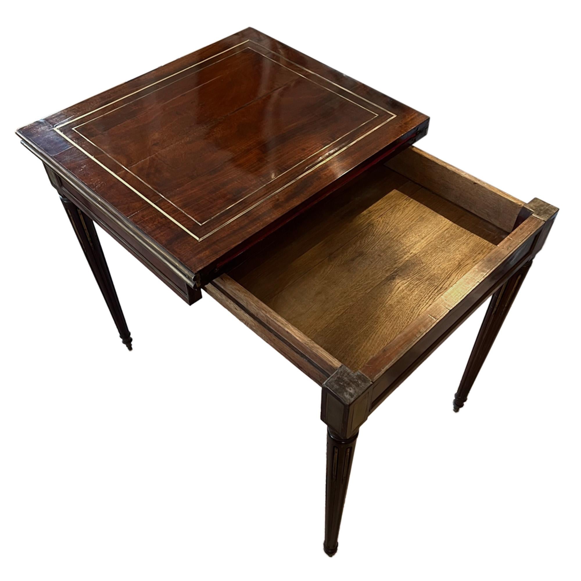 Grand Tour Table à cartes française du 19ème siècle, surface en baize de Crimson et incrustation en laiton en vente